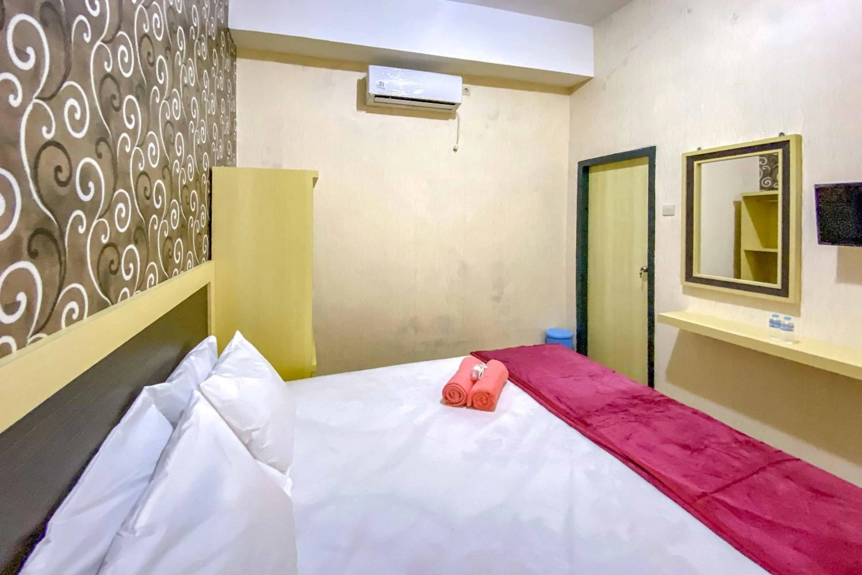 Bed in Tini's Guest House Malang Mitra RedDoorz