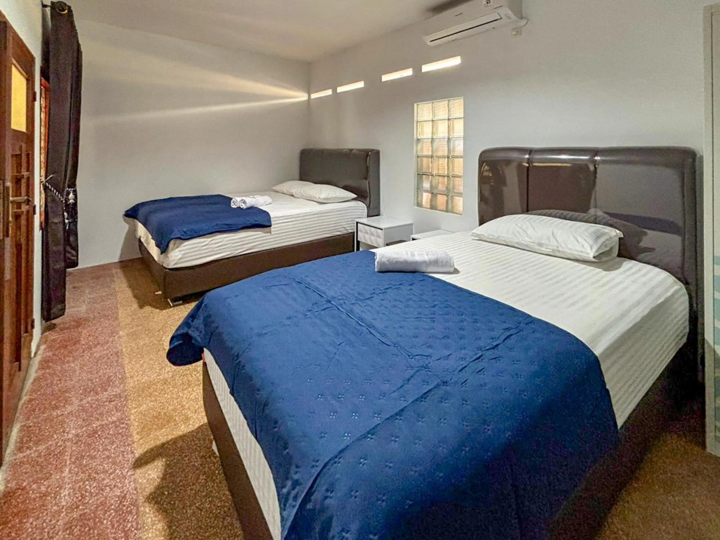 Bedroom, Bed in Tini's Guest House Malang Mitra RedDoorz