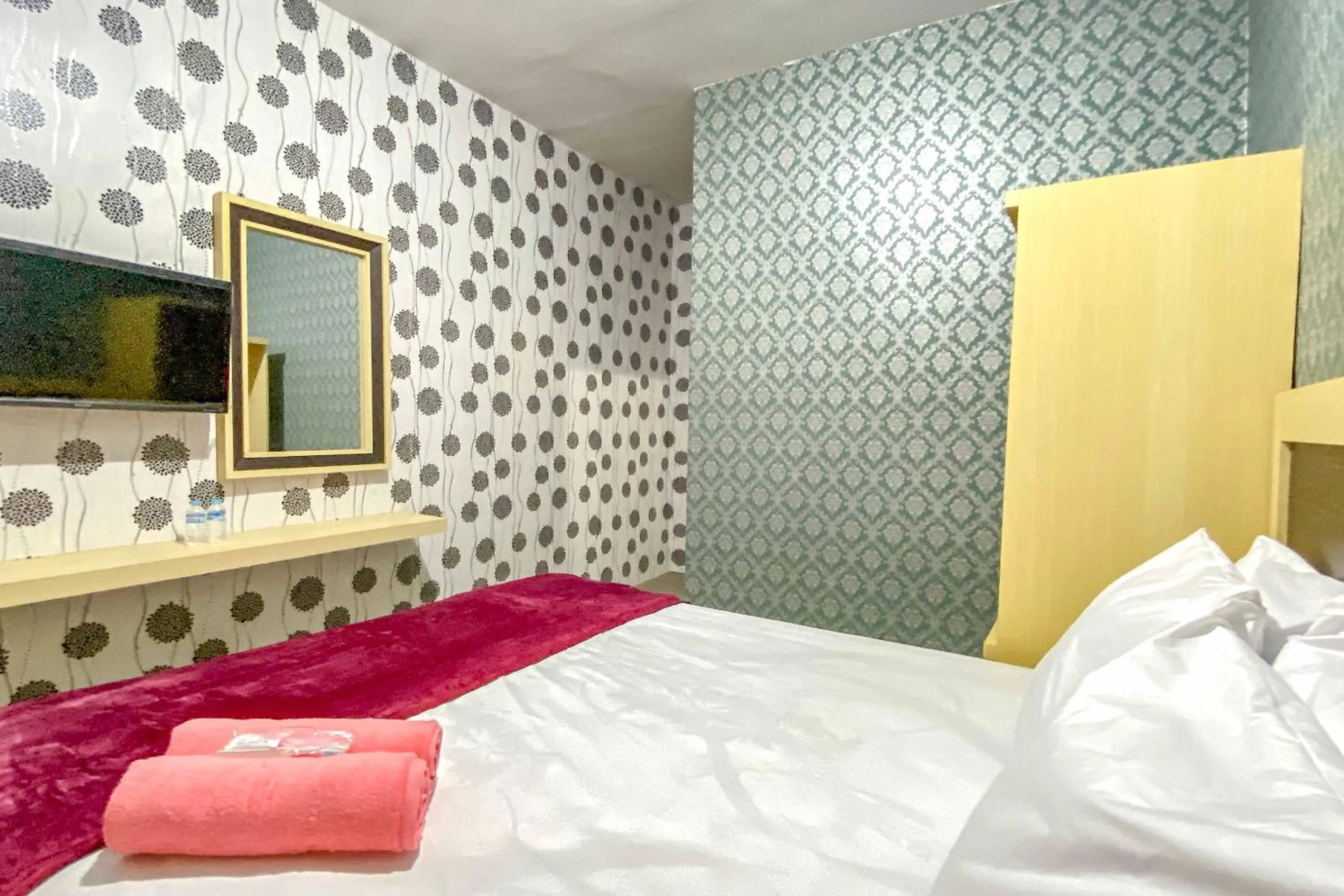 Bedroom, Bed in Tini's Guest House Malang Mitra RedDoorz