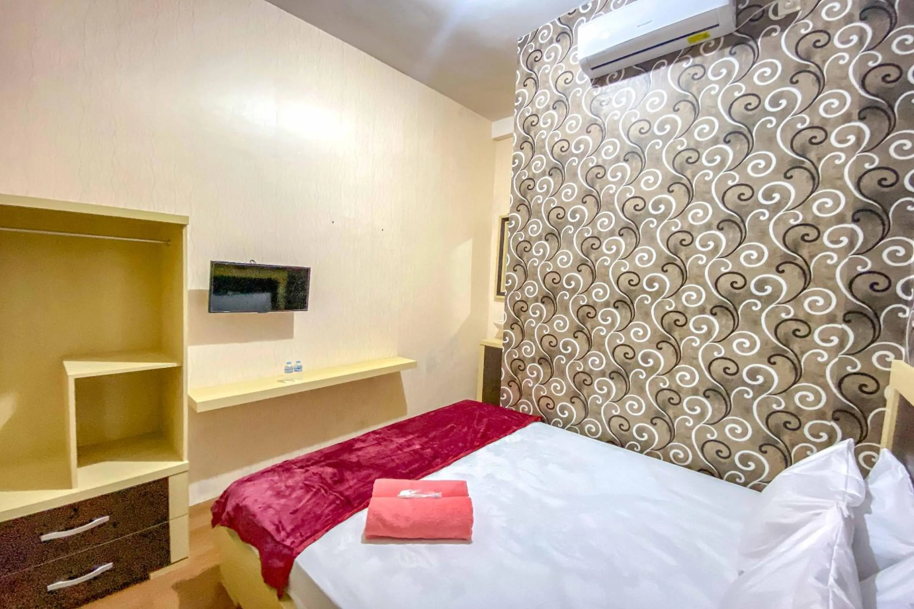 Bed in Tini's Guest House Malang Mitra RedDoorz