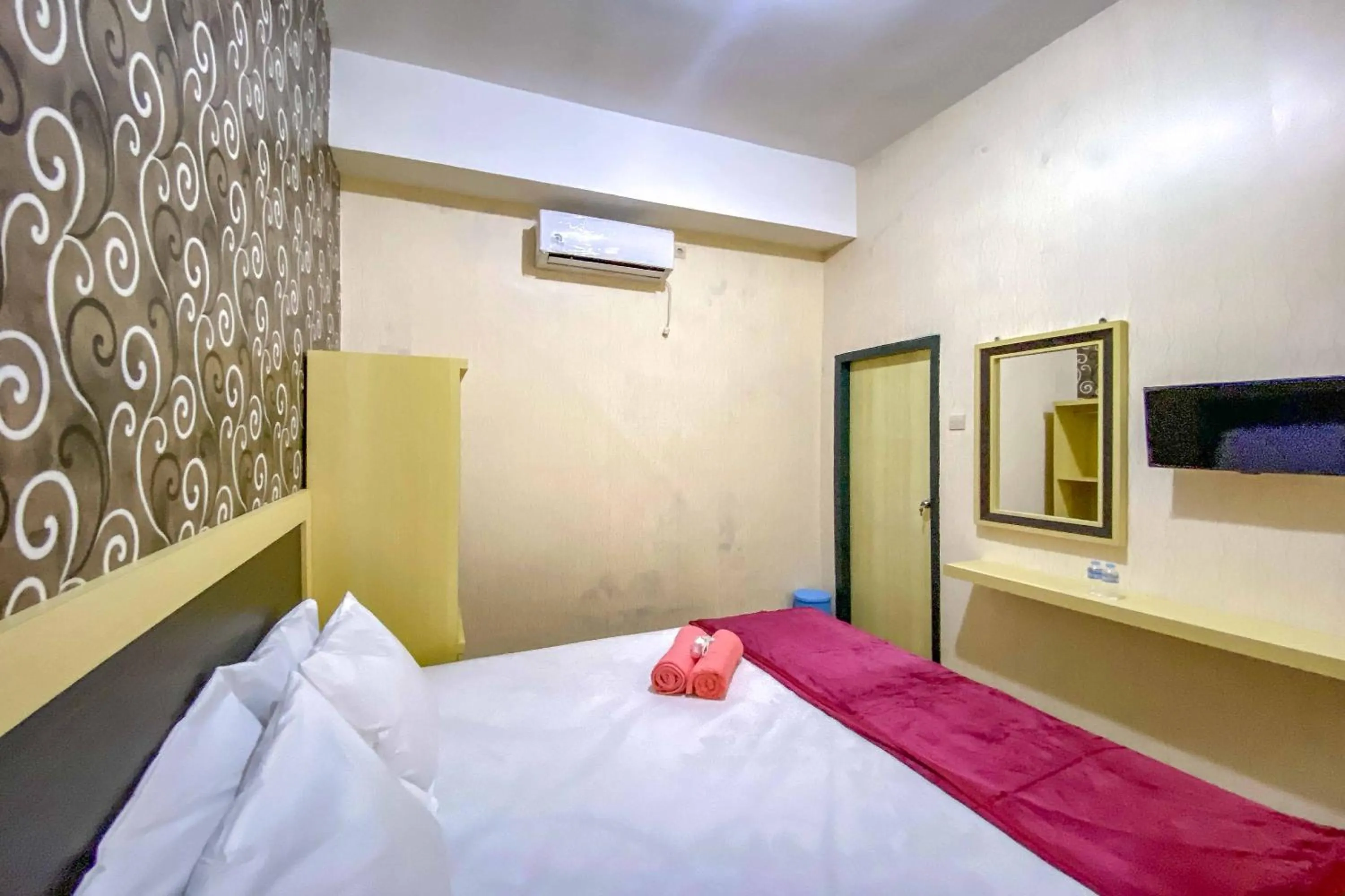 Bed in Tini's Guest House Malang Mitra RedDoorz