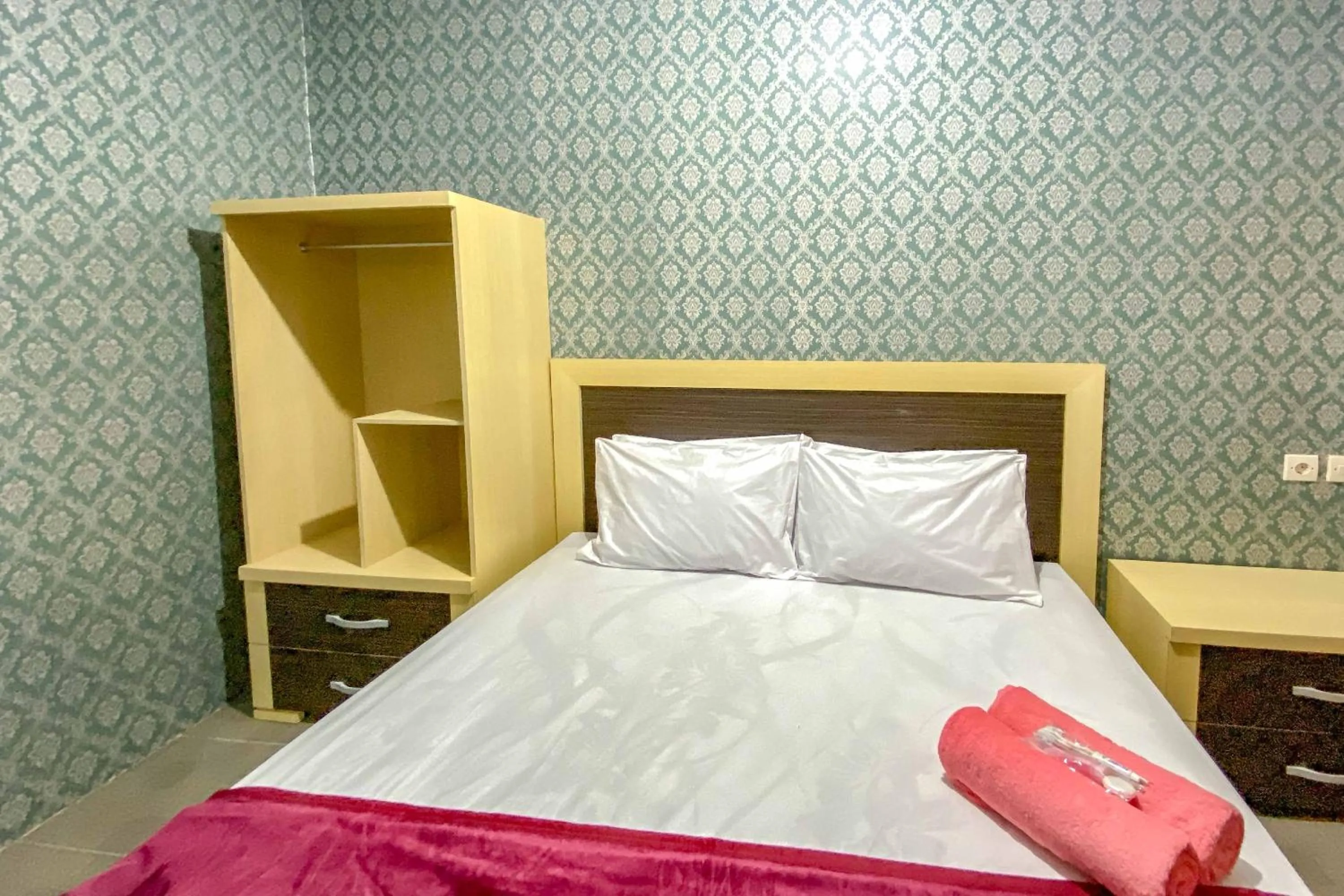 Bedroom, Bed in Tini's Guest House Malang Mitra RedDoorz