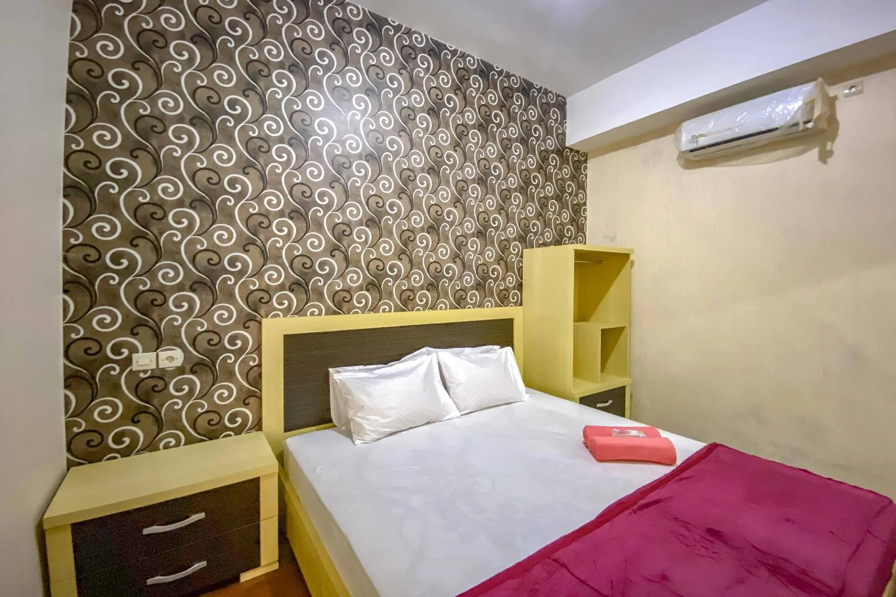 Bed in Tini's Guest House Malang Mitra RedDoorz