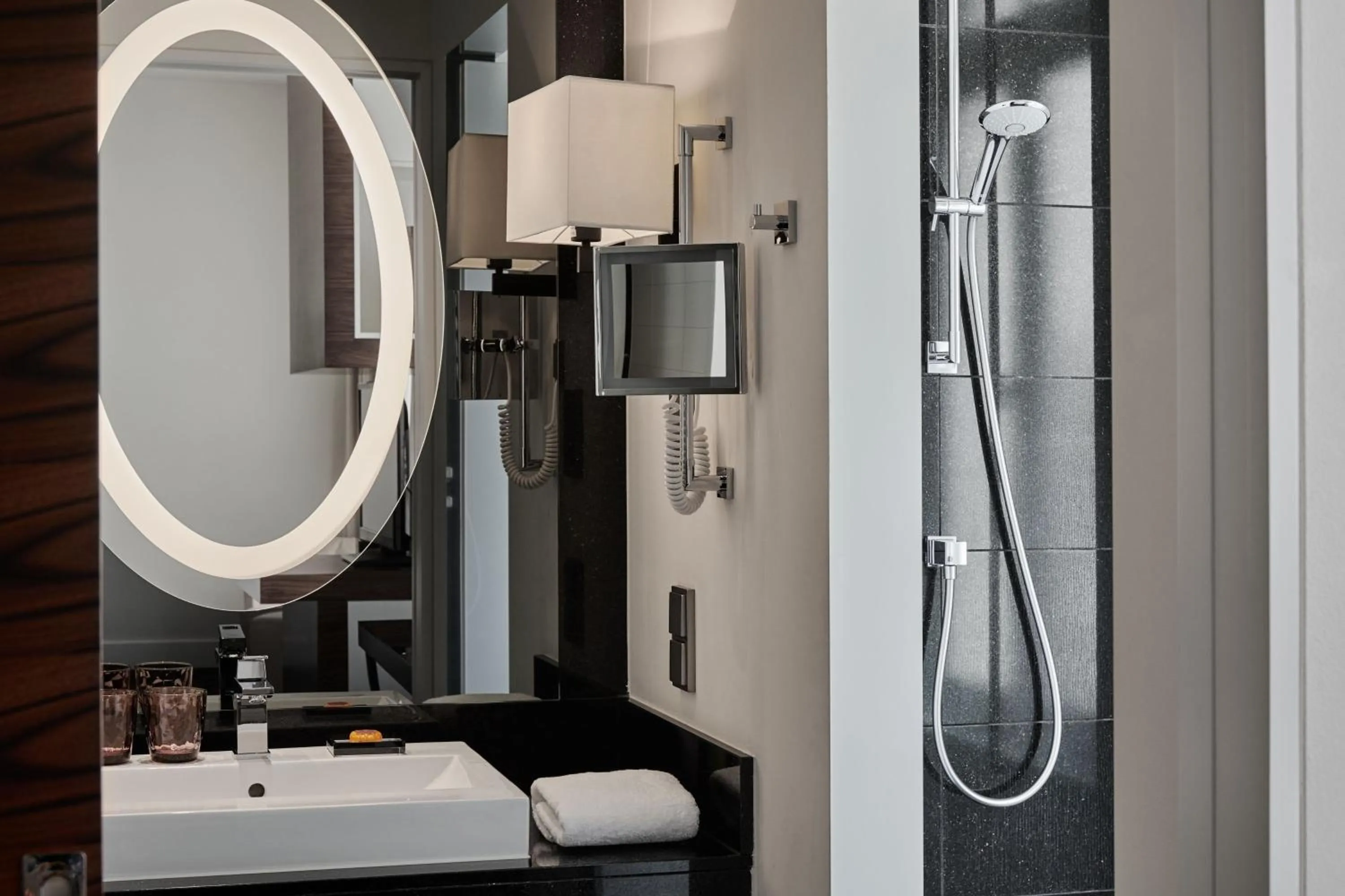 Bathroom in Roomers Berlin Steinplatz, Autograph Collection