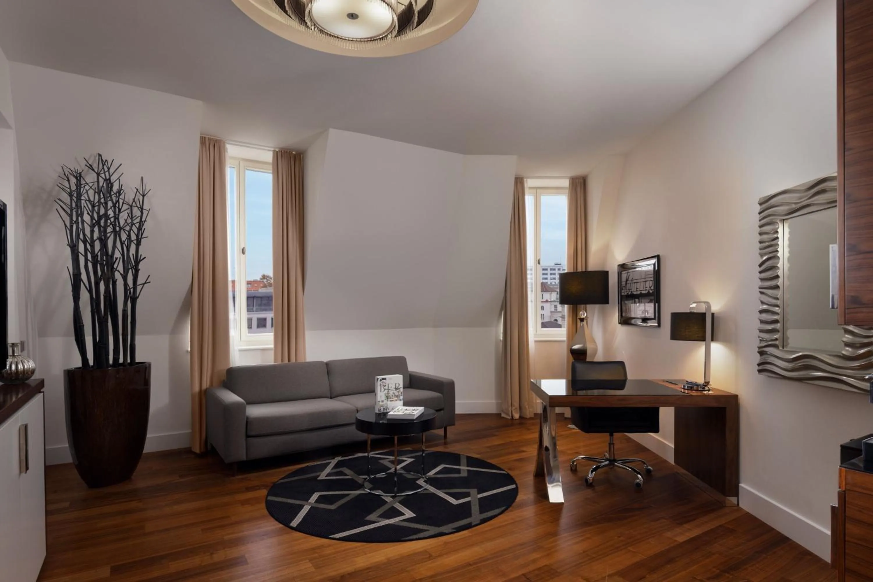 Living room in Roomers Berlin Steinplatz, Autograph Collection