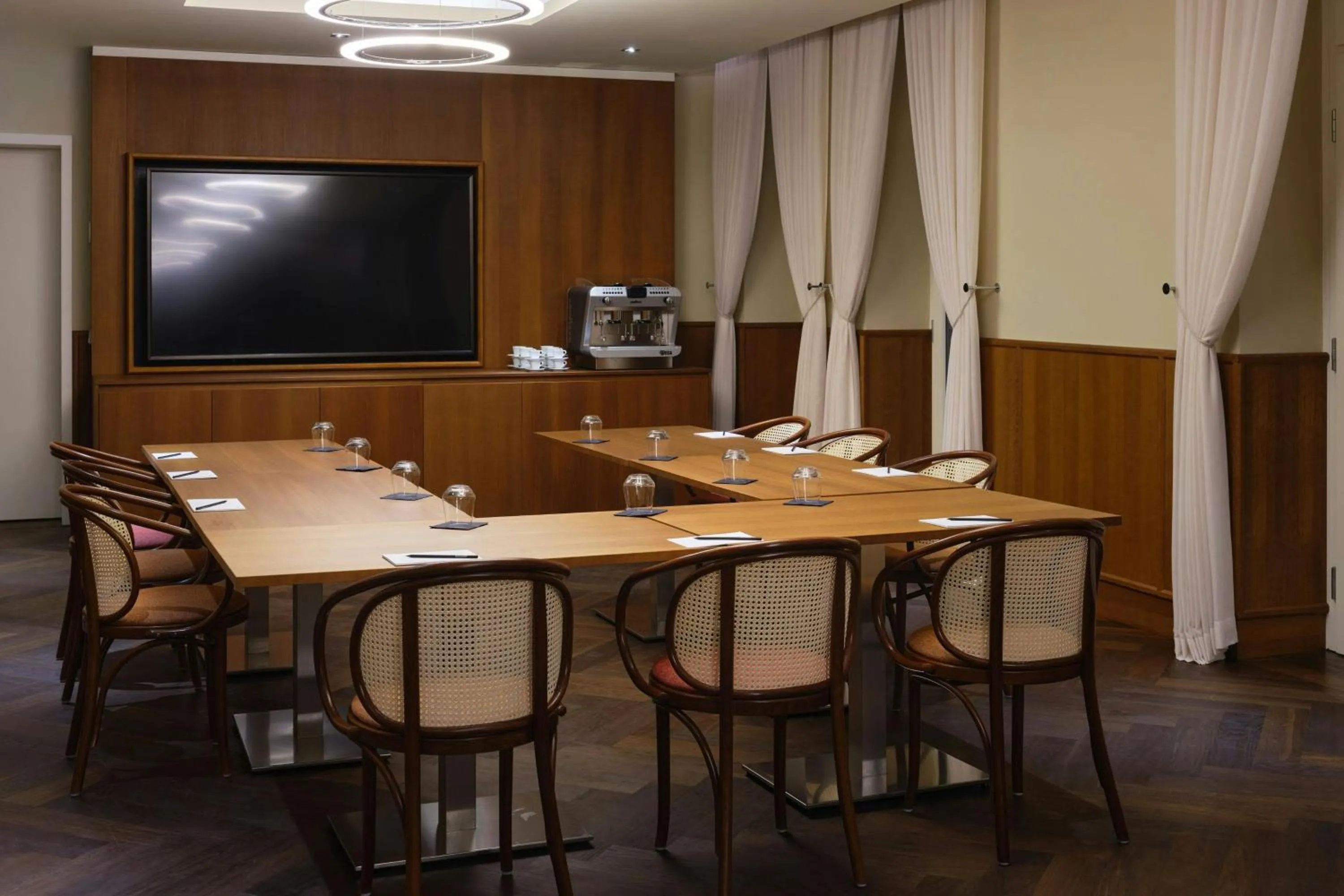 Meeting/conference room in Roomers Berlin Steinplatz, Autograph Collection