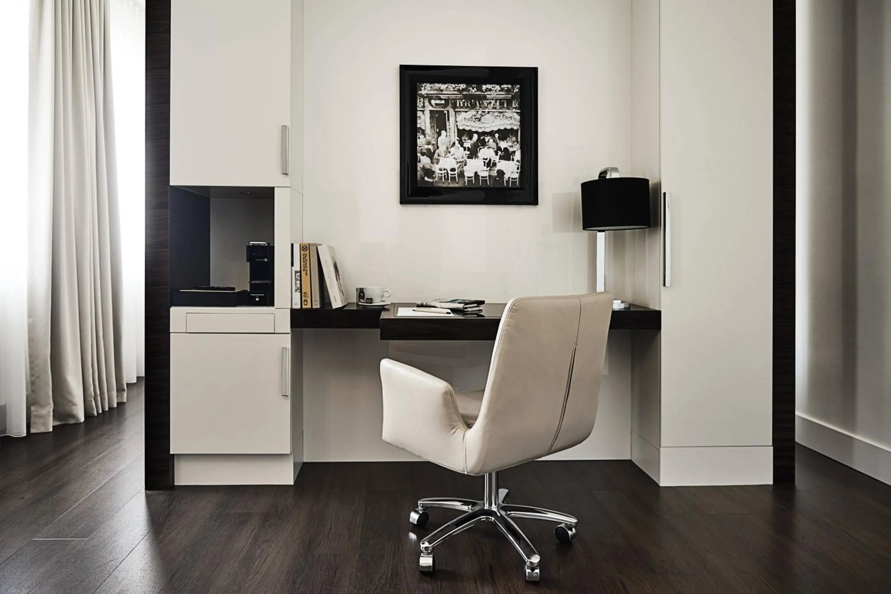 Photo of the whole room in Roomers Berlin Steinplatz, Autograph Collection