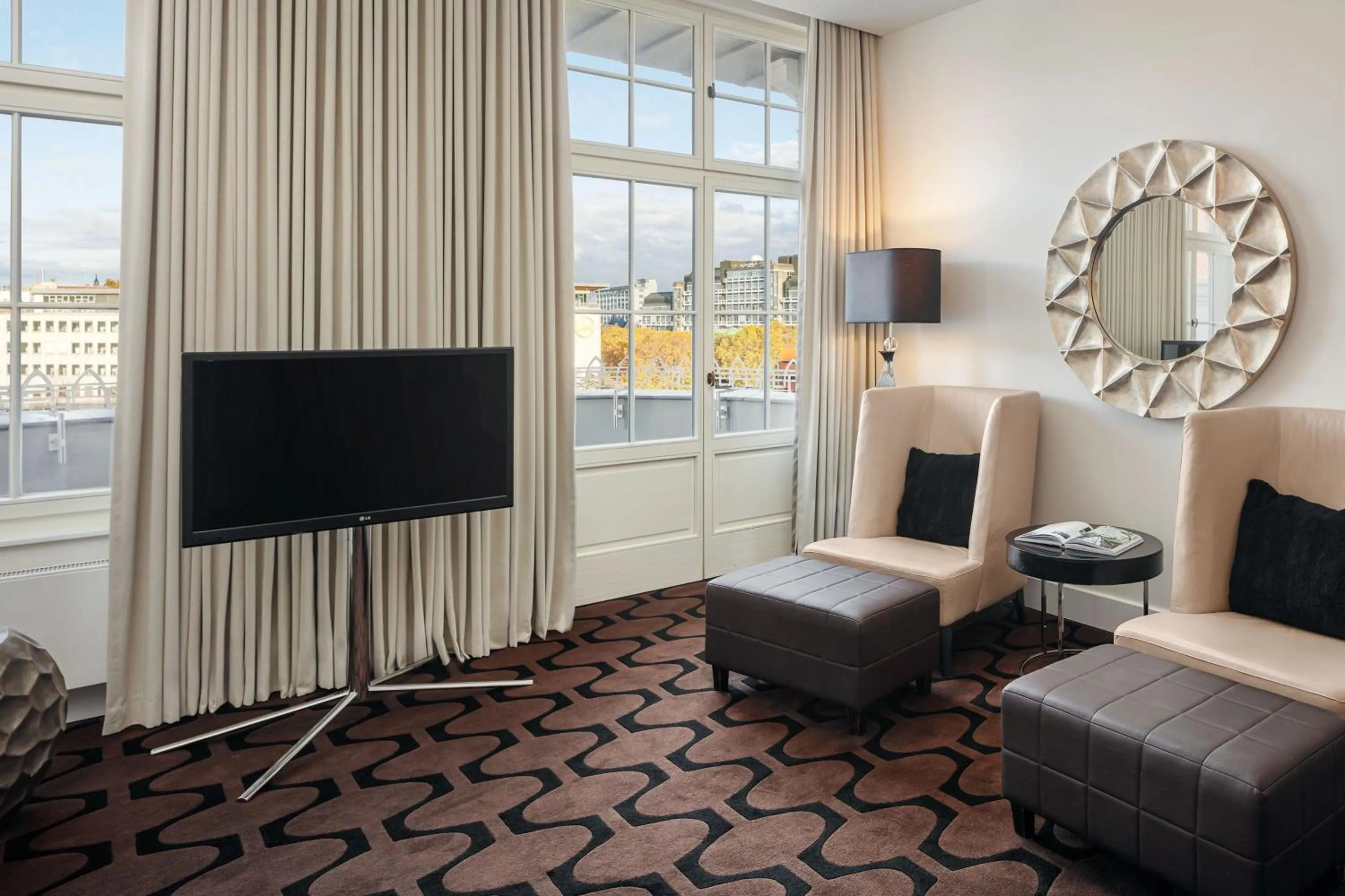 Living room in Roomers Berlin Steinplatz, Autograph Collection