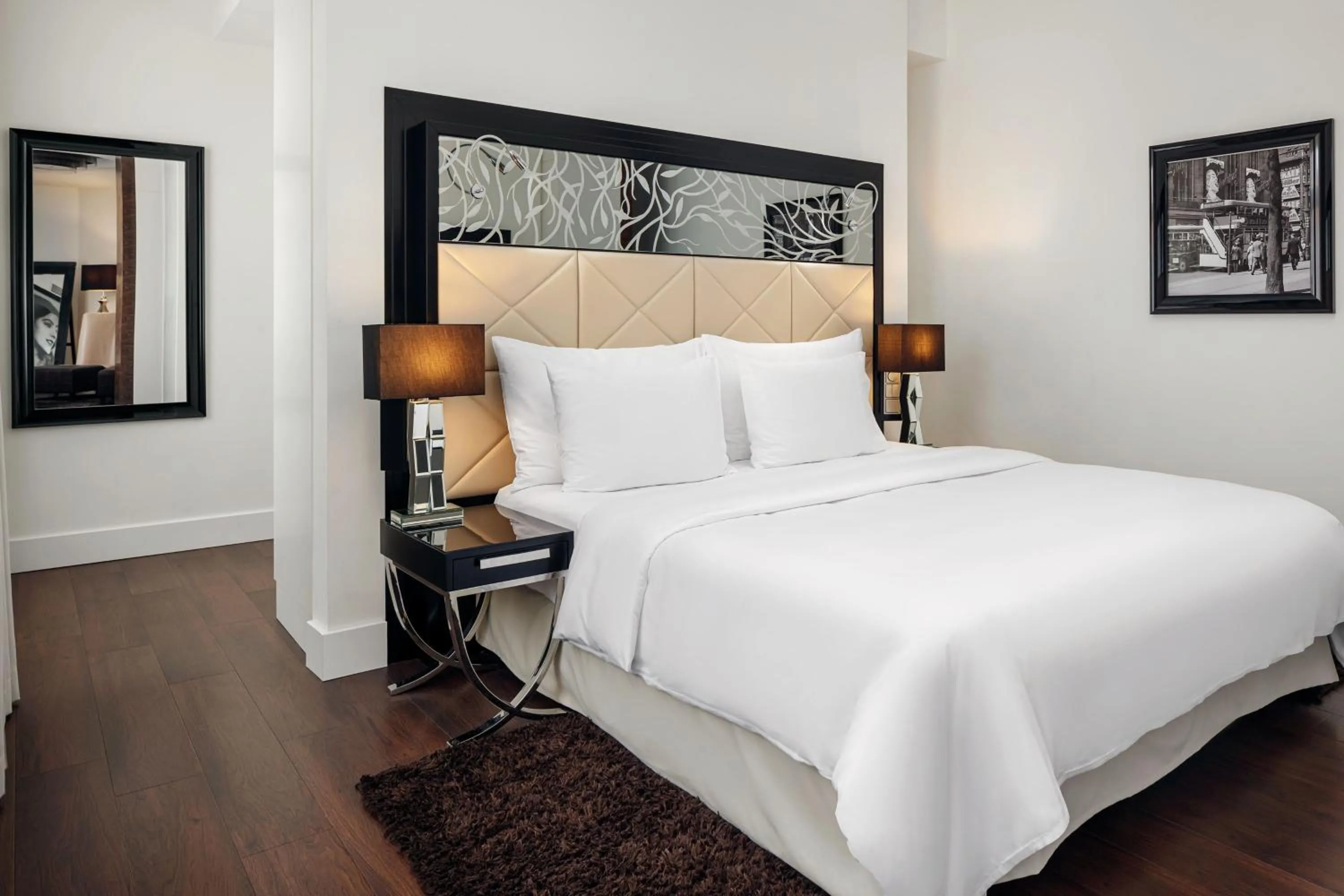 Bedroom, Bed in Roomers Berlin Steinplatz, Autograph Collection