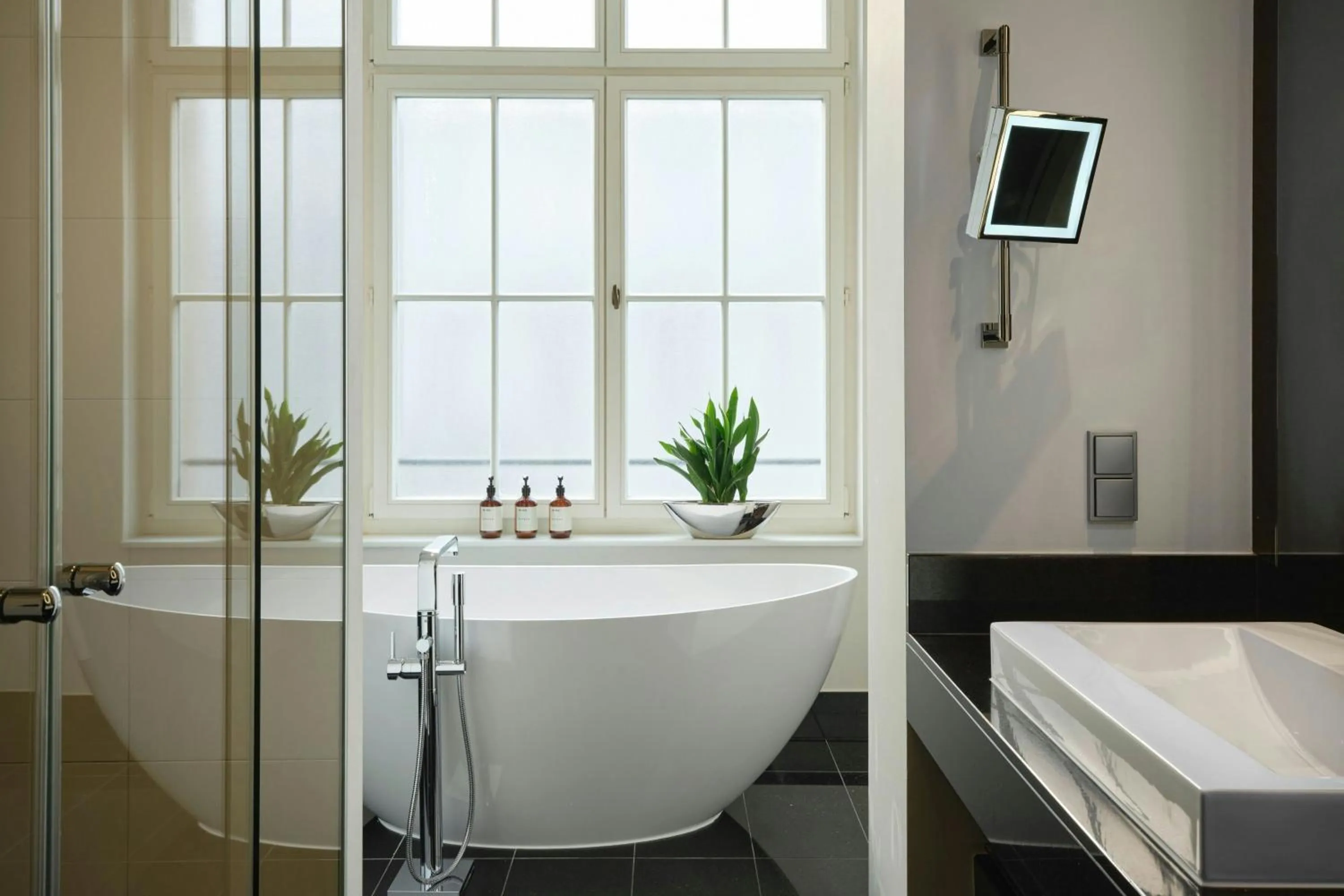 Bathroom in Roomers Berlin Steinplatz, Autograph Collection