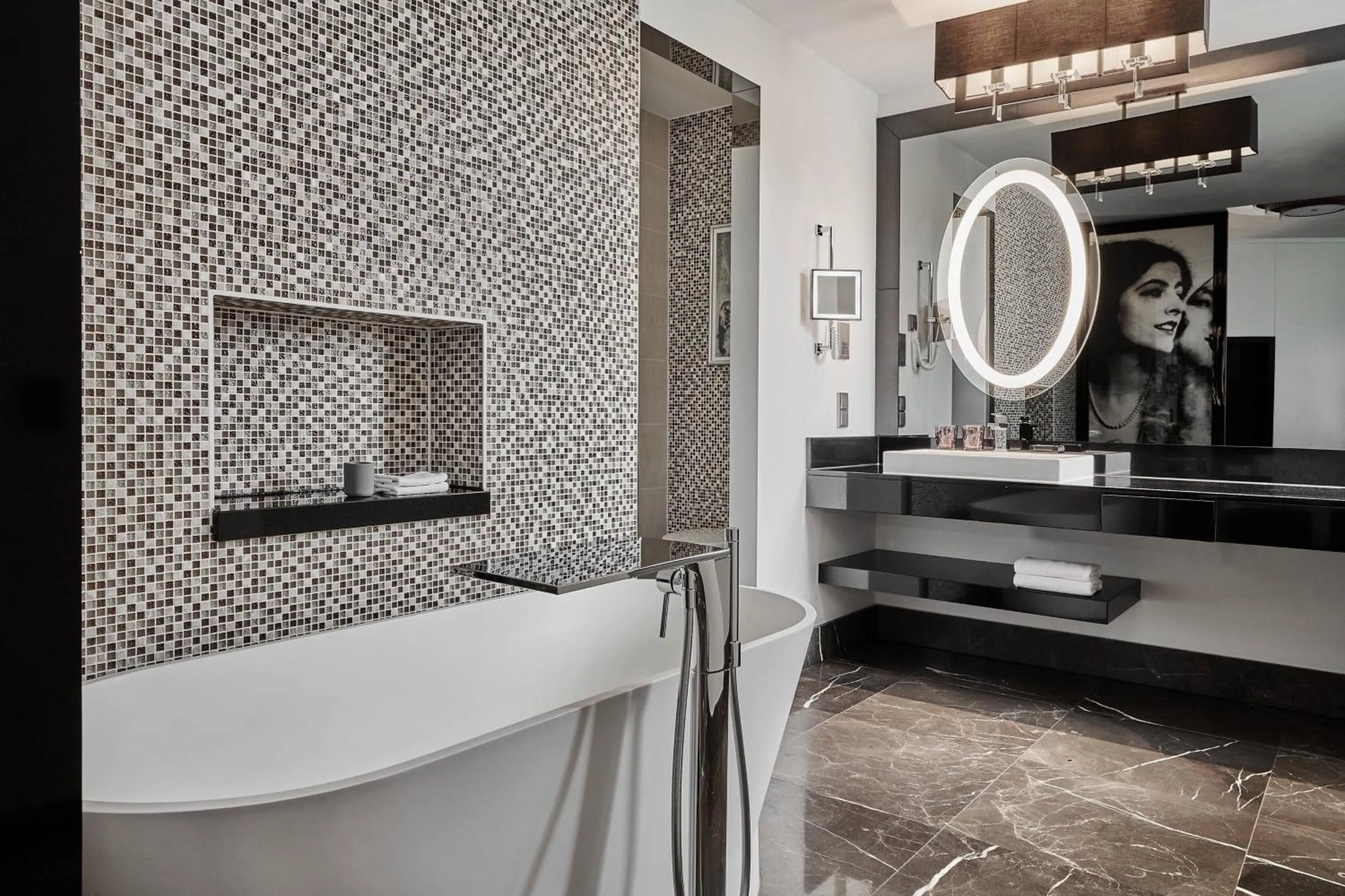 Bathroom in Roomers Berlin Steinplatz, Autograph Collection