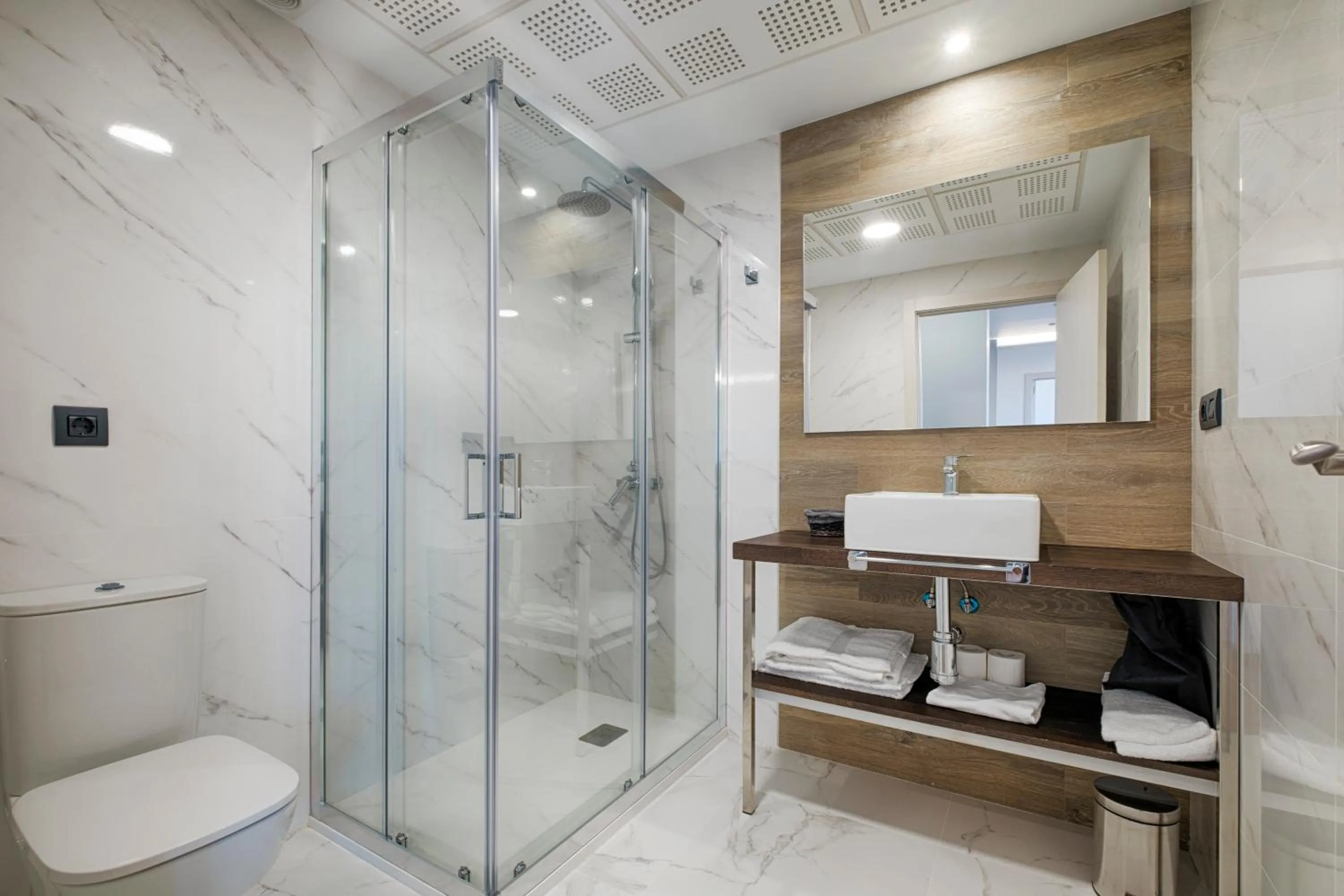 Bathroom in TH Apartments by Como en Casa