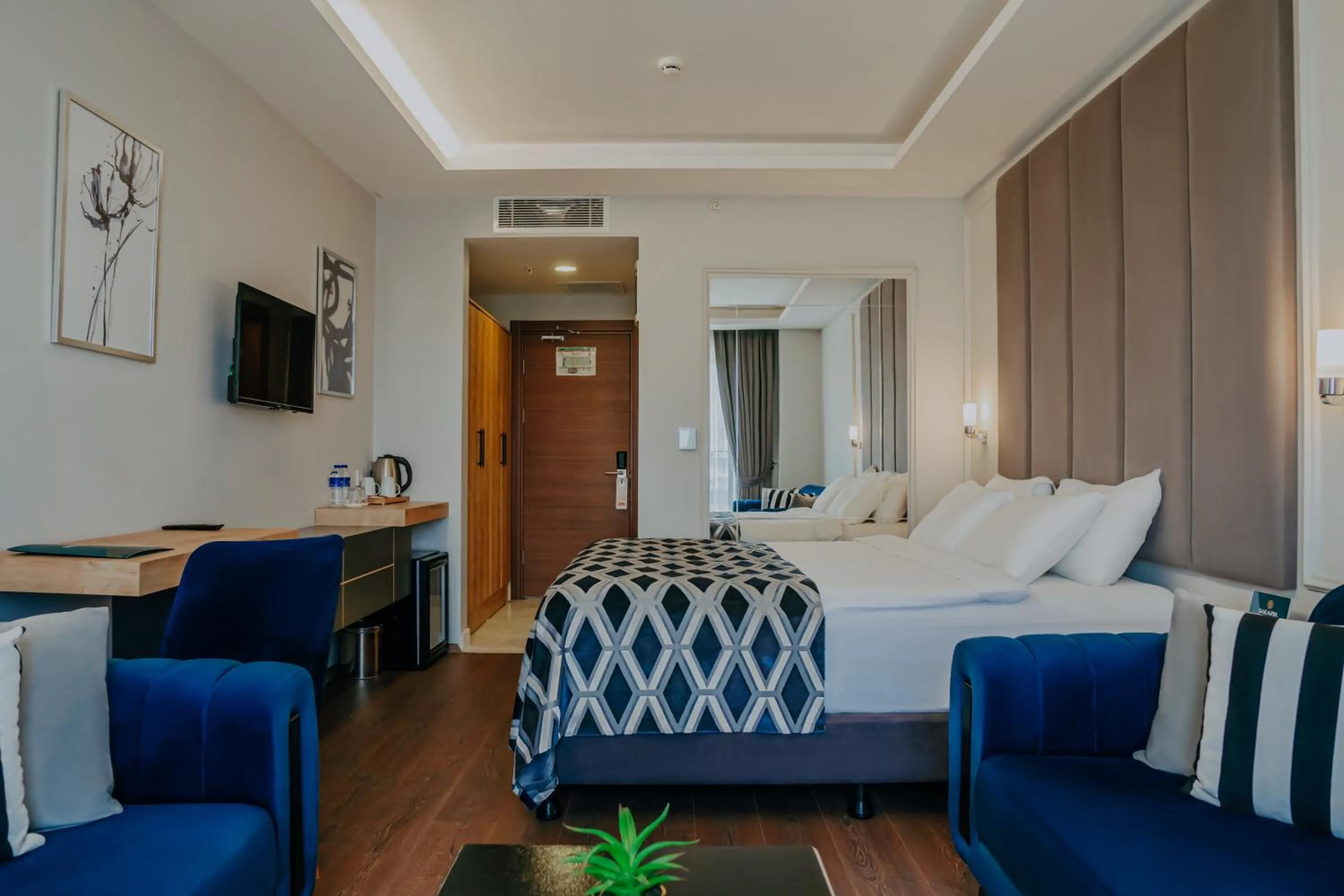 Communal lounge/ TV room, Bed in Sakarya Hotel