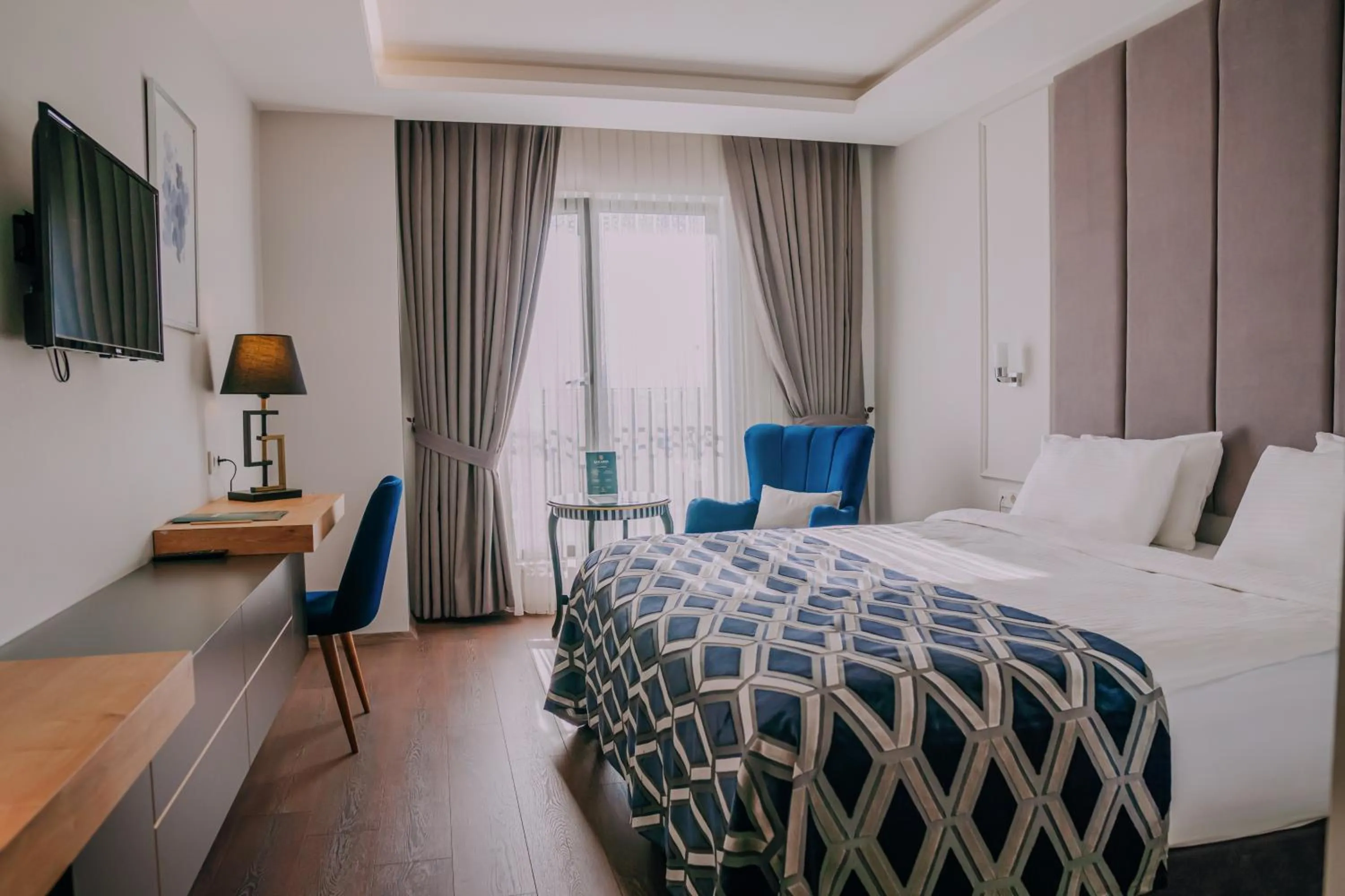 Communal lounge/ TV room, Bed in Sakarya Hotel