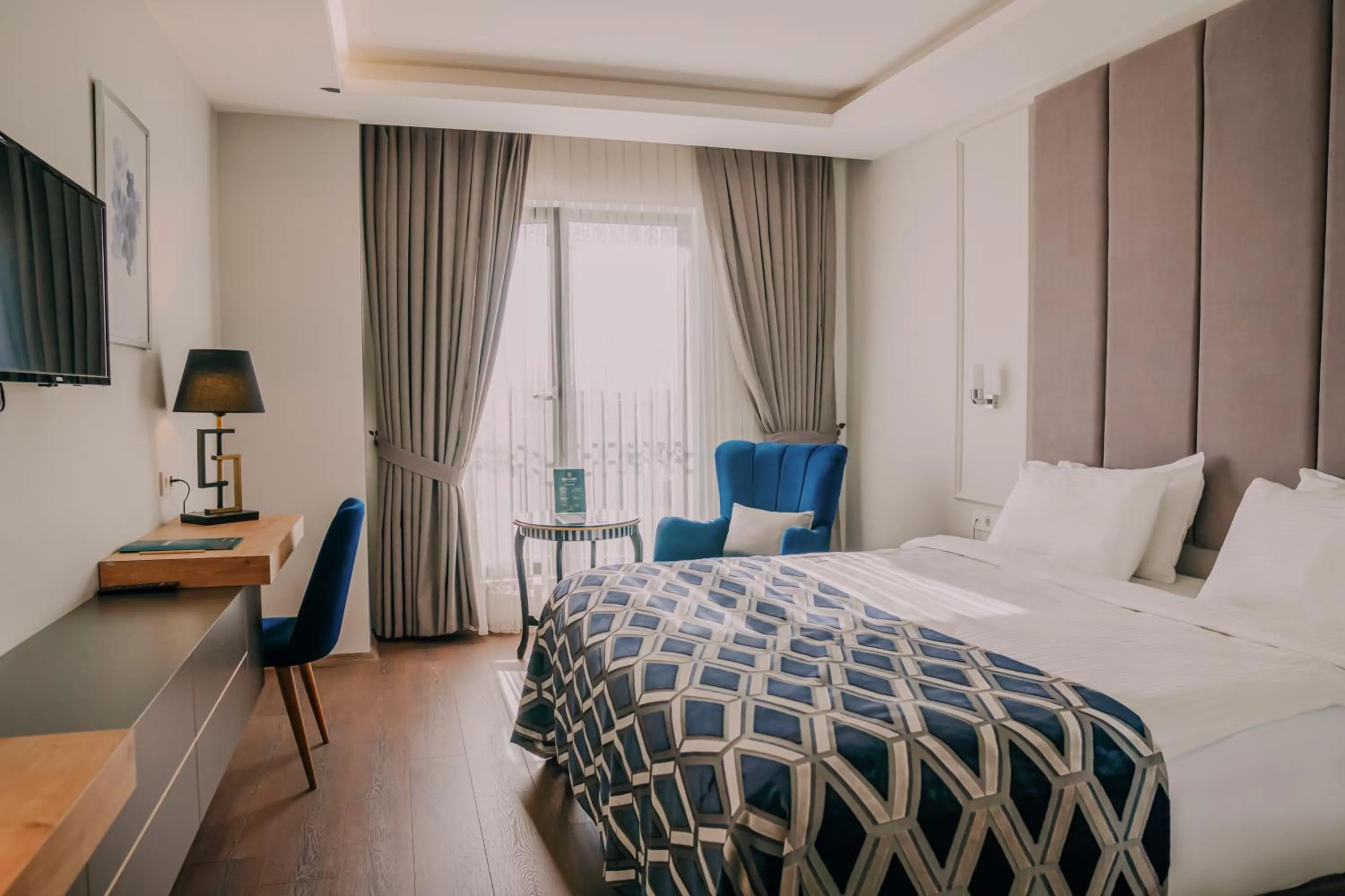 Communal lounge/ TV room, Bed in Sakarya Hotel