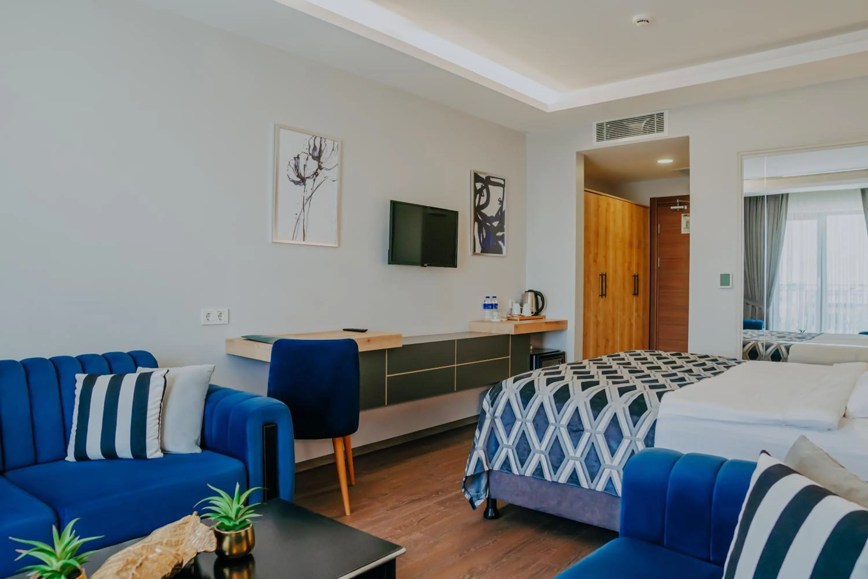 Communal lounge/ TV room, Bed in Sakarya Hotel