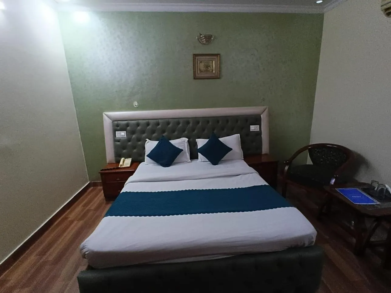 Bed in Hotel Paradise Chandigarh
