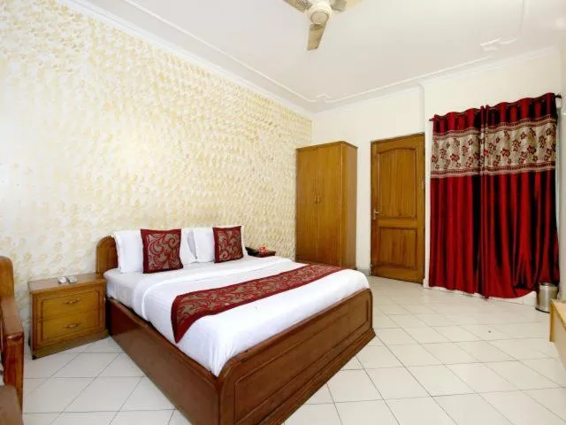 Property building, Bed in Hotel Paradise Chandigarh