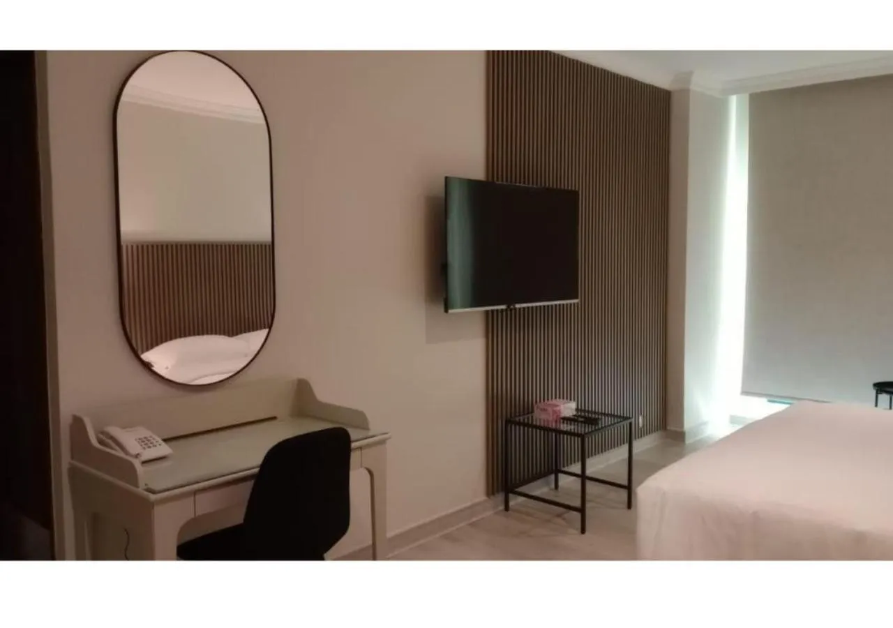 Communal lounge/ TV room, Bed in Times Square Suite Hotel