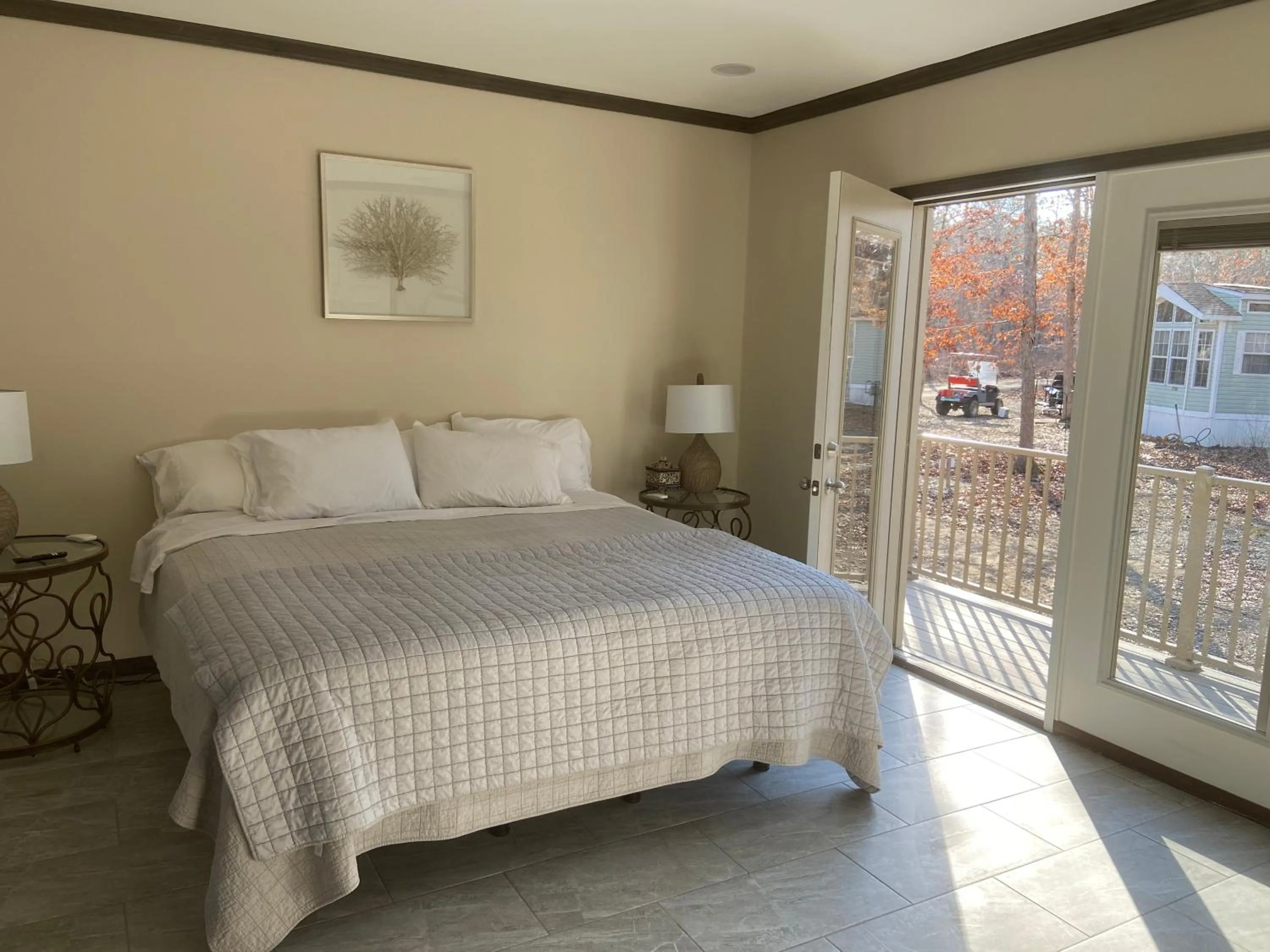 Bedroom, Bed in Swan Lake Resort