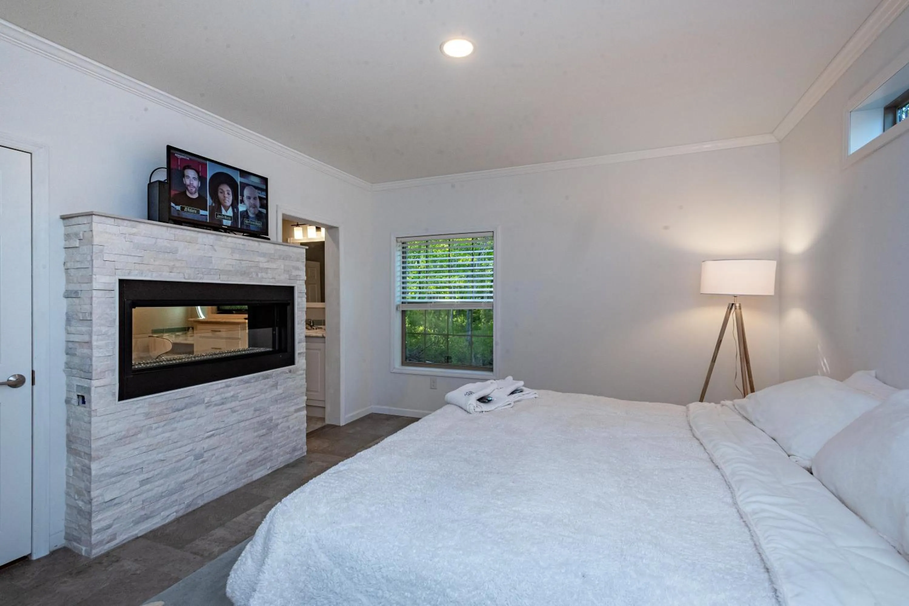 Photo of the whole room, Bed in Swan Lake Resort