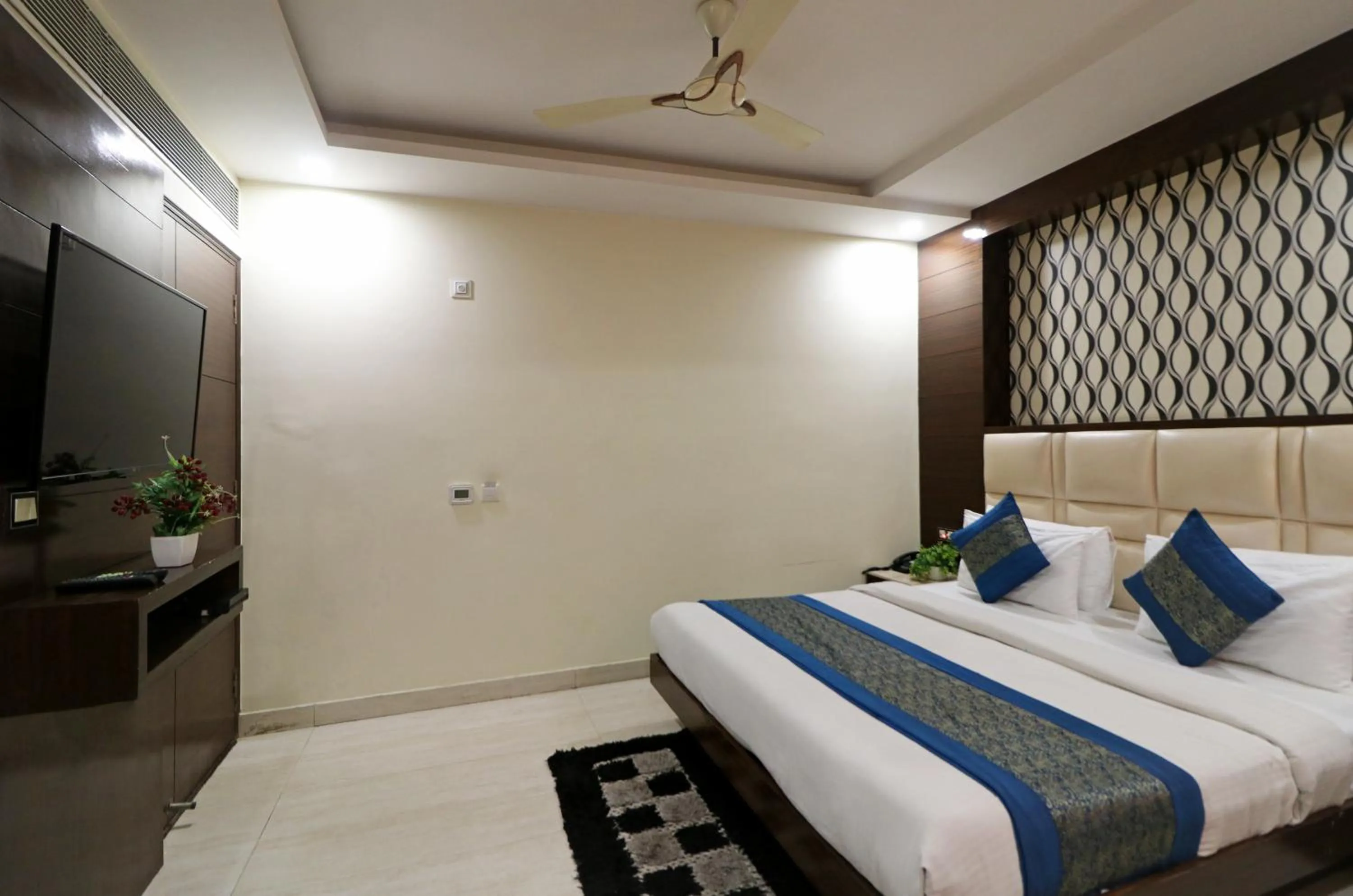 TV and multimedia, Bed in Hotel Mannat international by Mannat