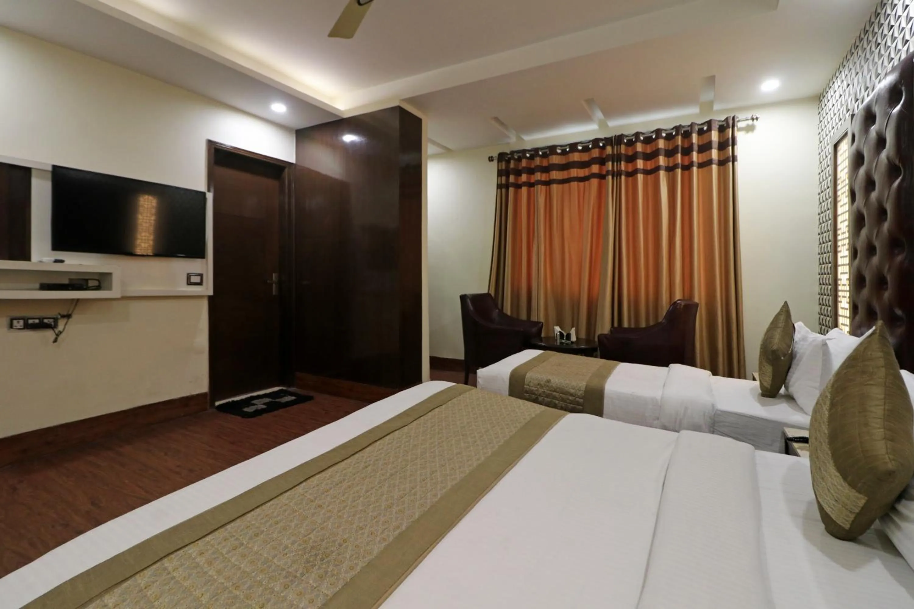 TV and multimedia, Bed in Hotel Mannat international by Mannat