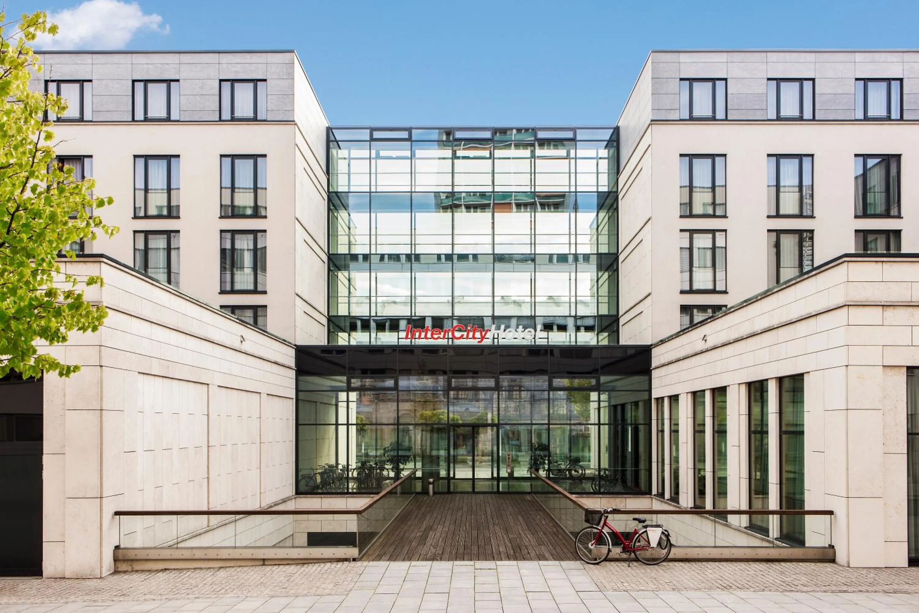 Facade/entrance in IntercityHotel Dresden