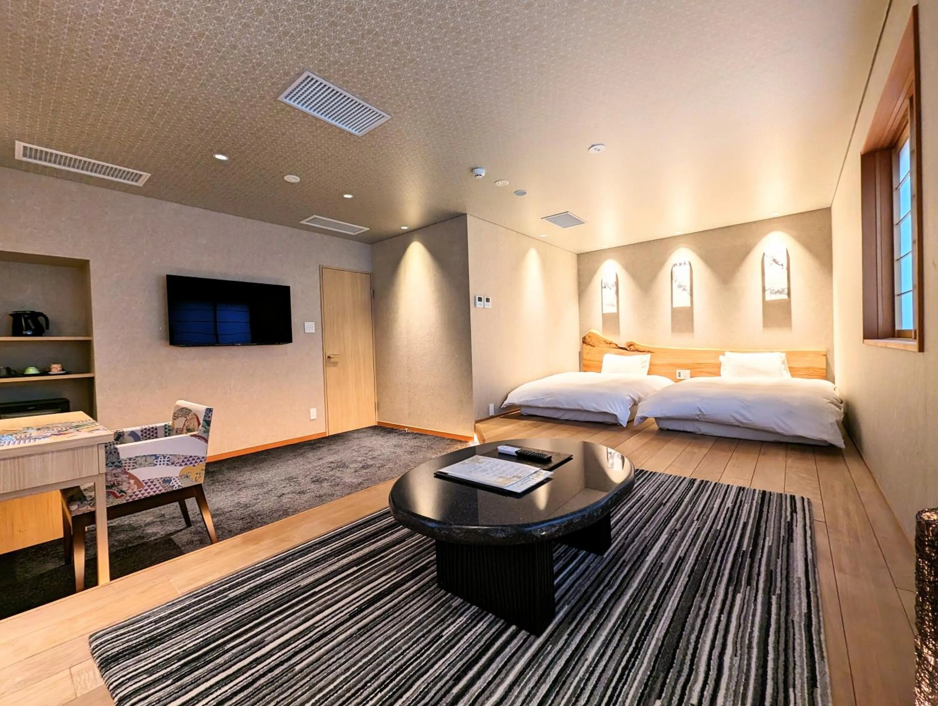 Living room, Bed in ひがし茶屋街らしく金沢 Hotel Rashiku kanazawa
