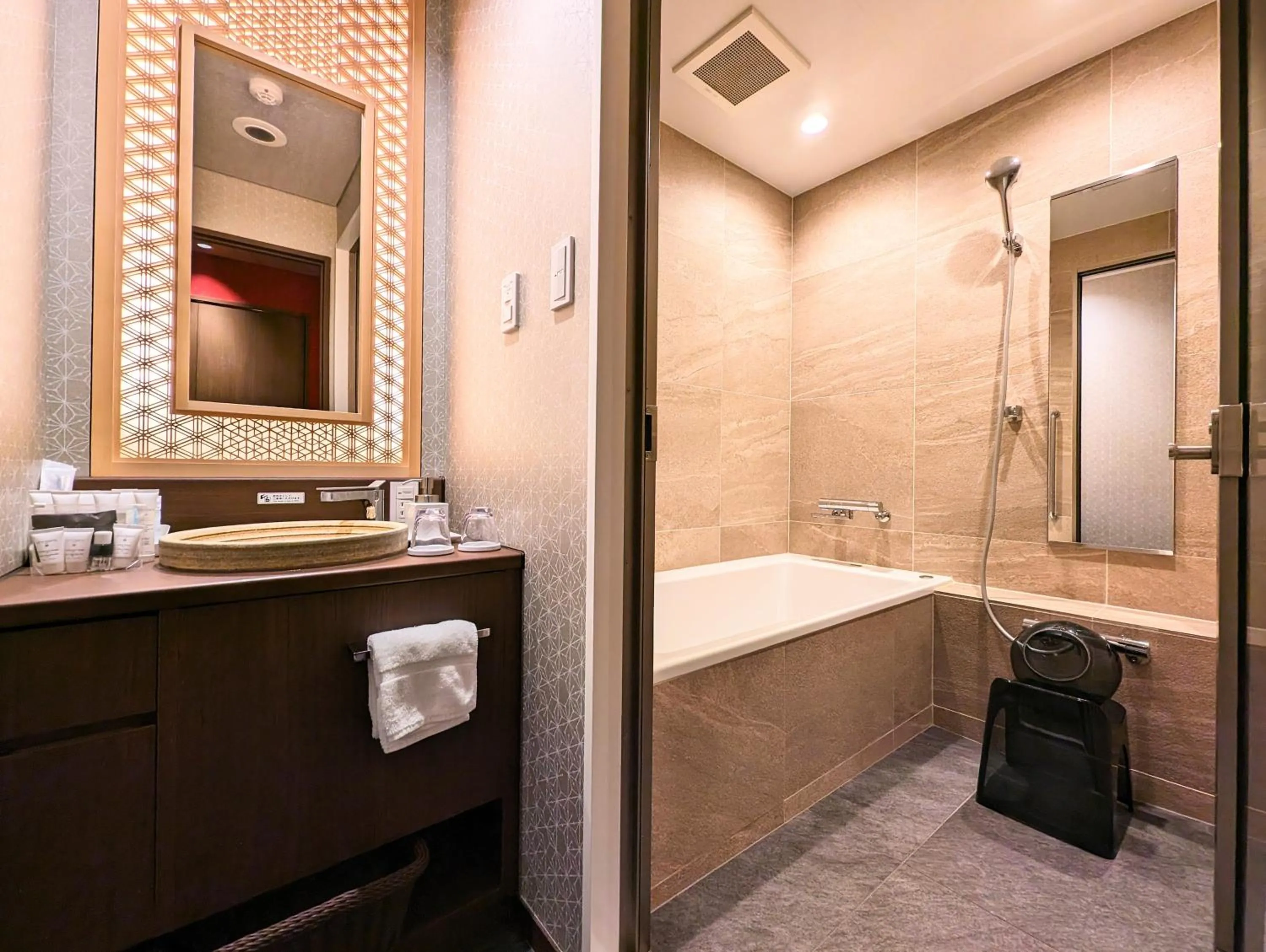 Bathroom in ひがし茶屋街らしく金沢 Hotel Rashiku kanazawa