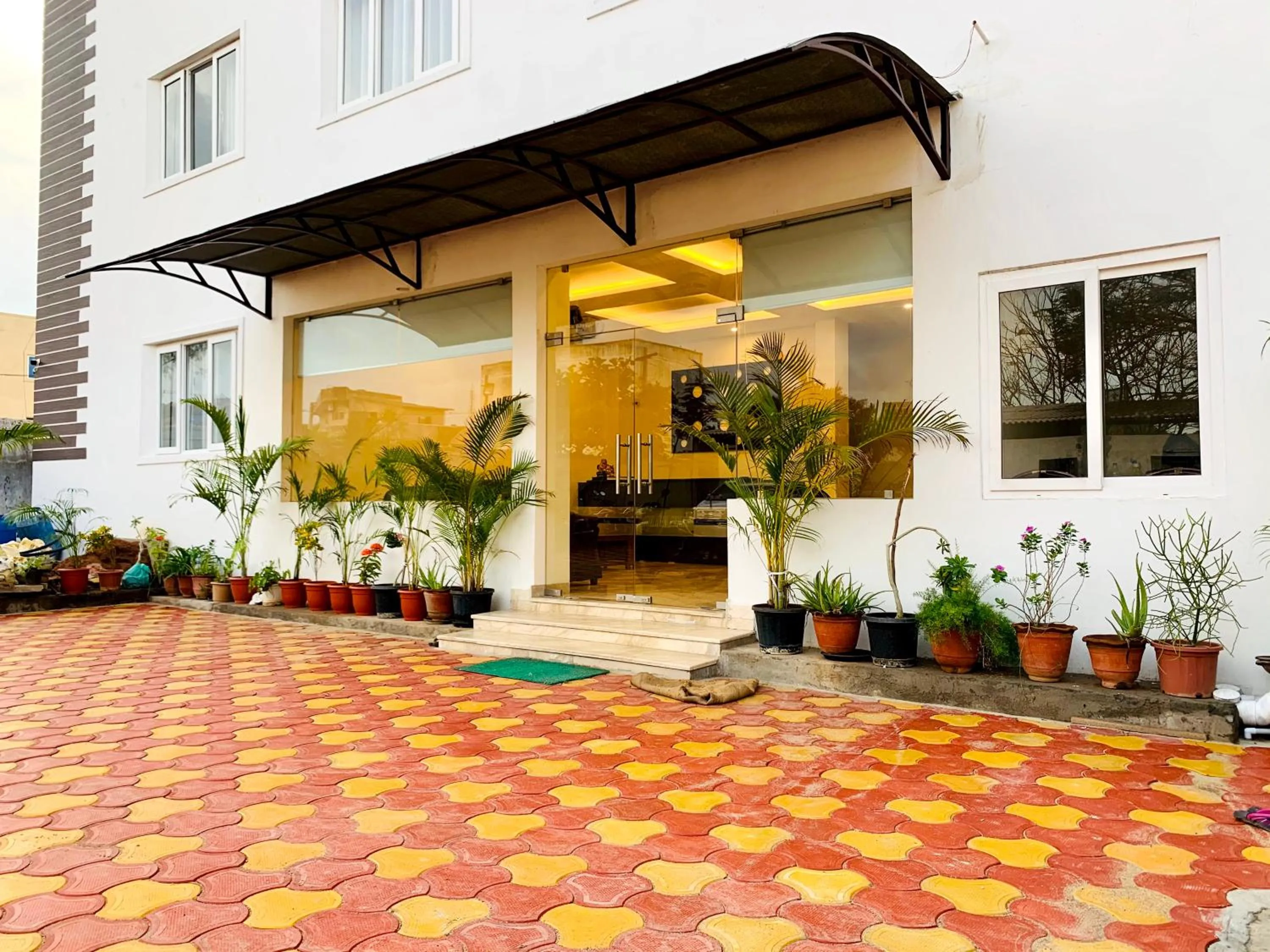 Facade/entrance in Golden Parrk