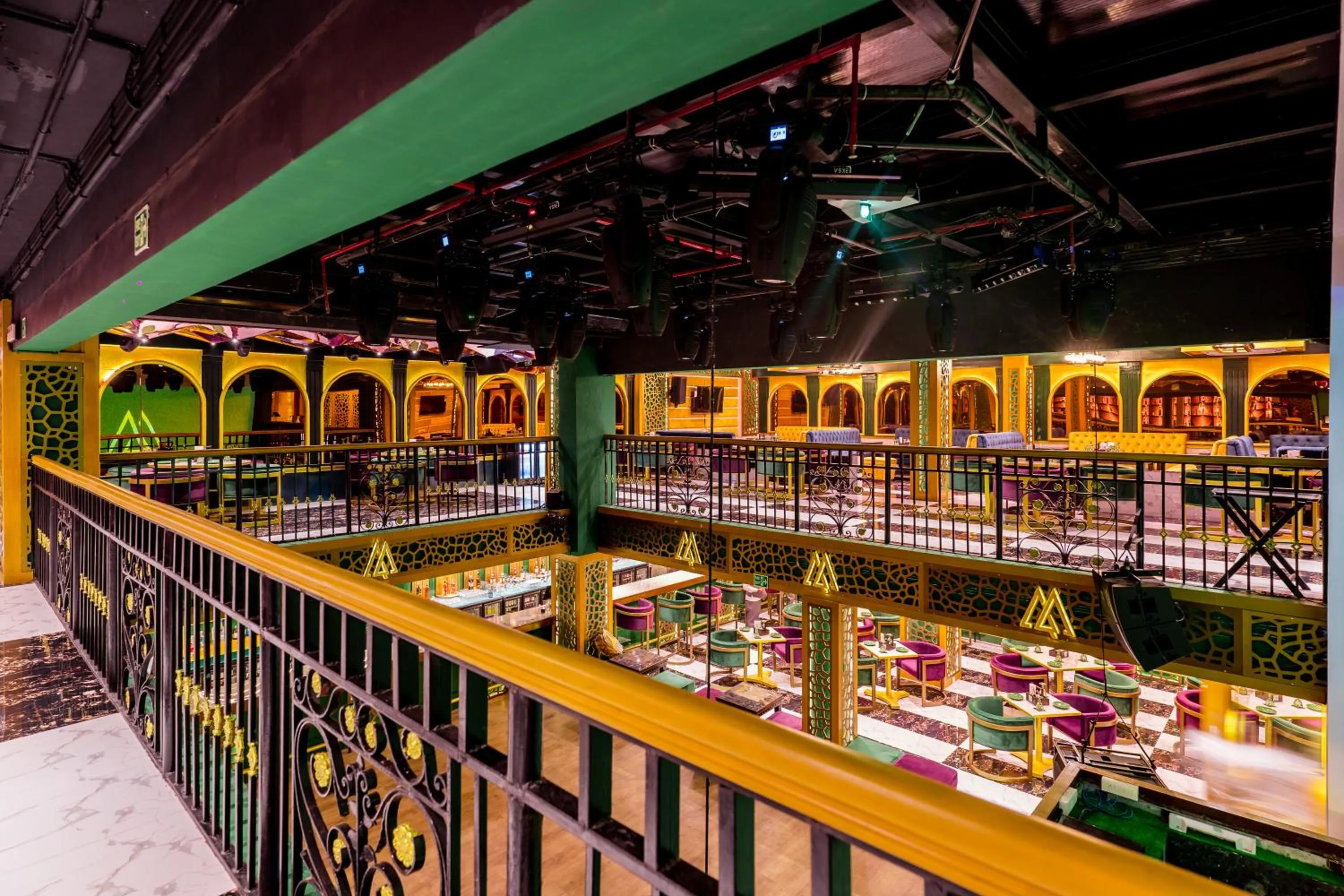 Restaurant/places to eat in Golden Parkk Hotel