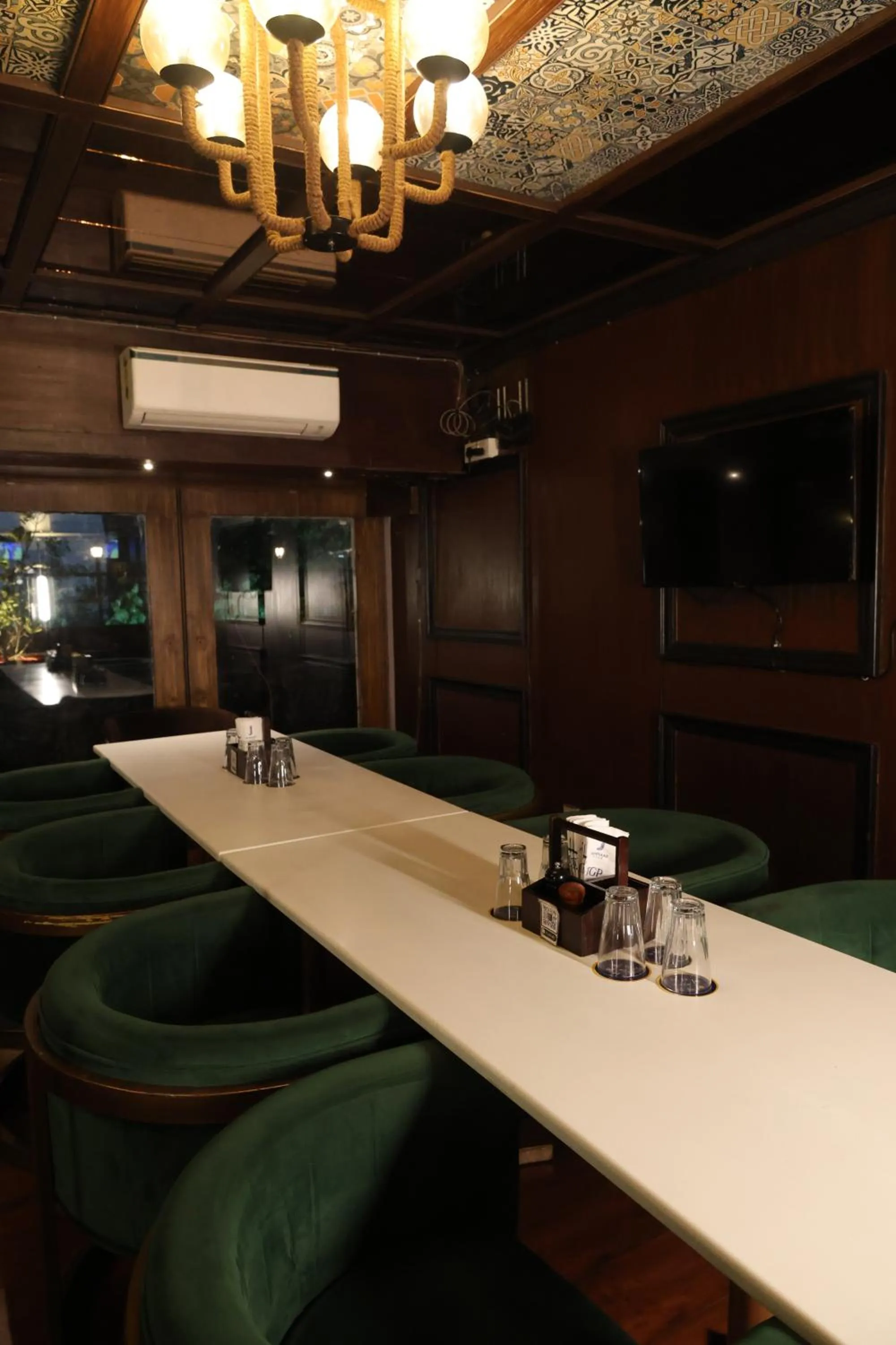 Restaurant/places to eat in Golden Parkk Hotel