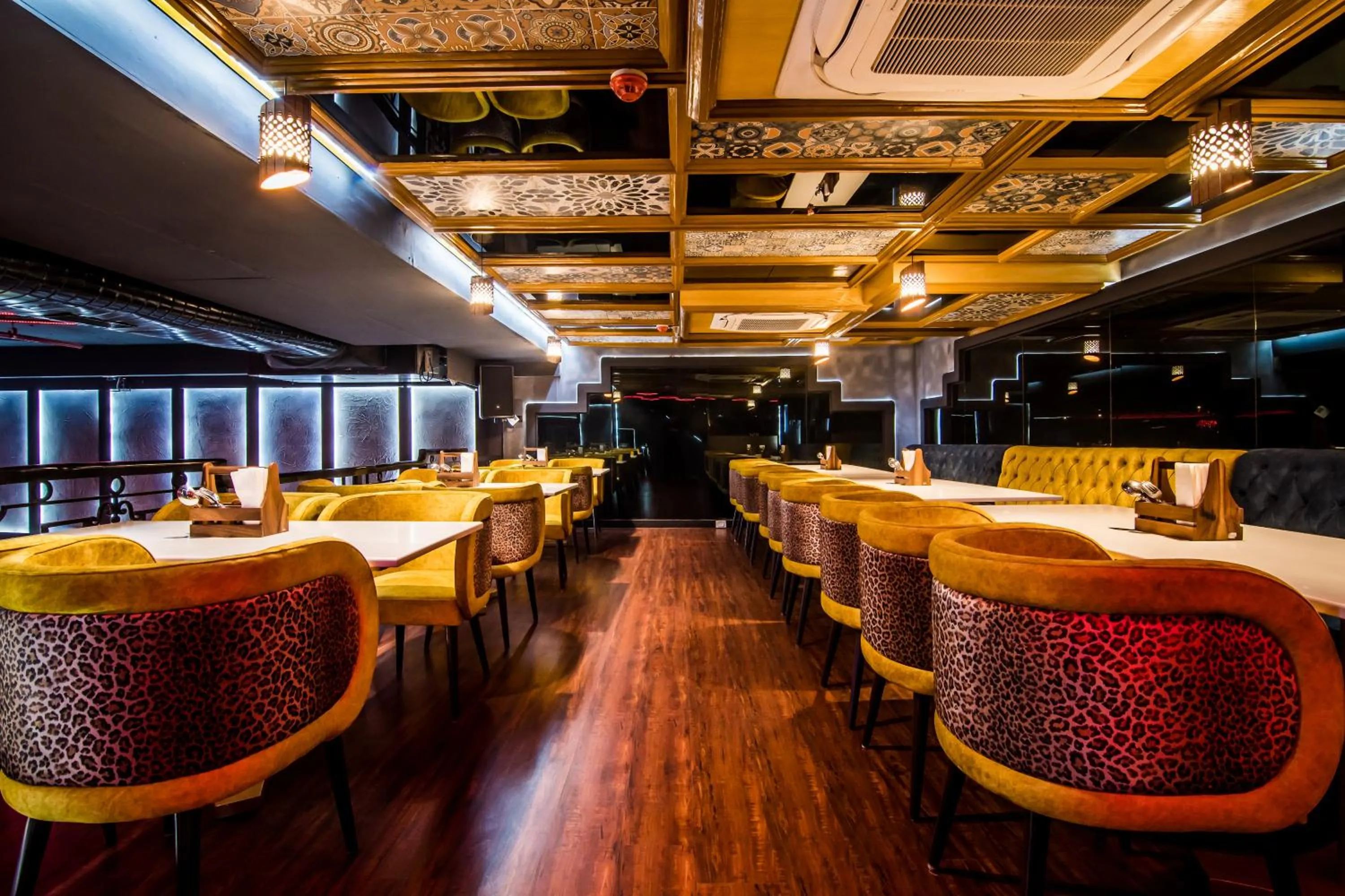 Restaurant/places to eat in Golden Parkk Hotel