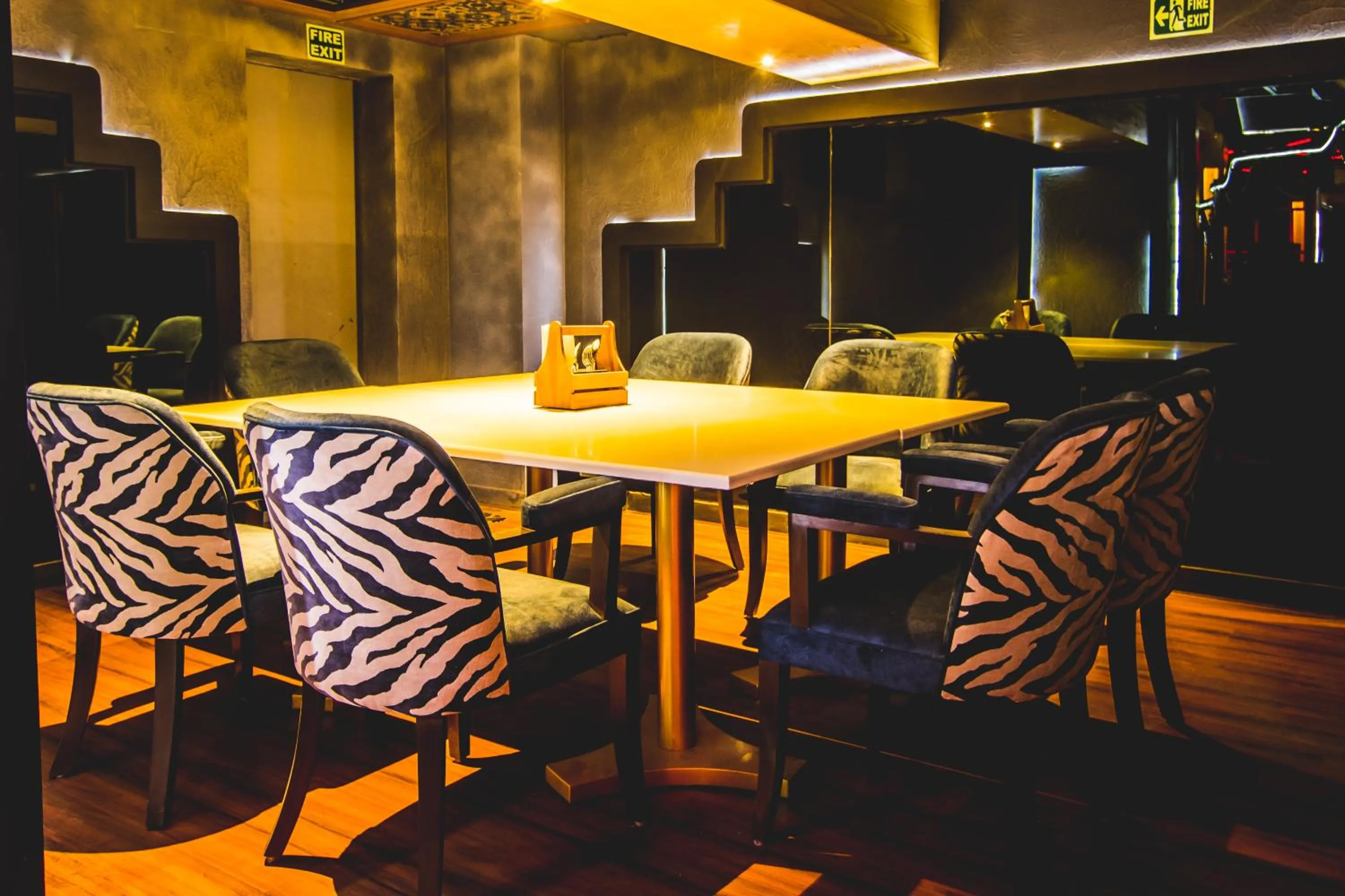 Restaurant/places to eat in Golden Parkk Hotel