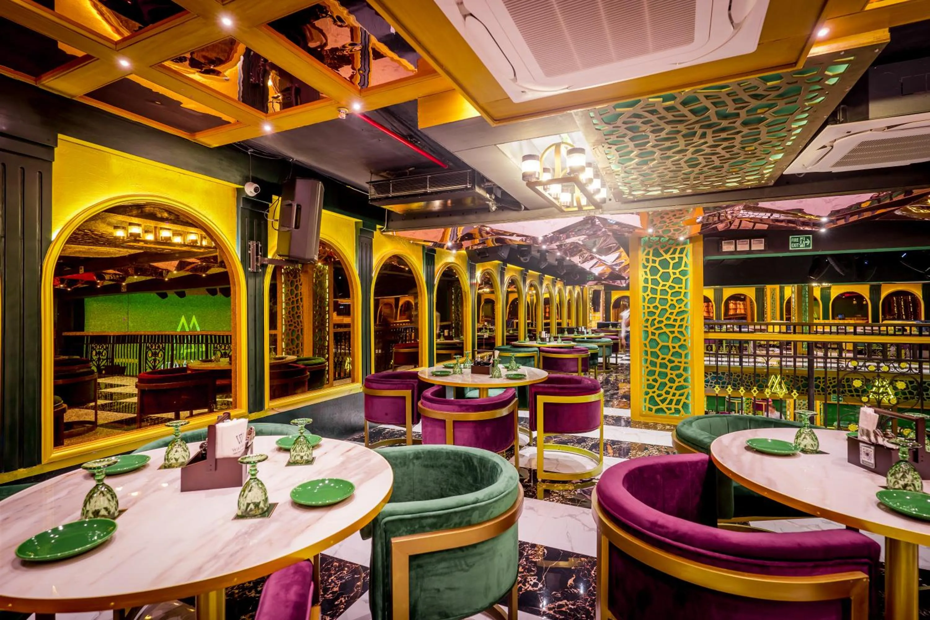 Restaurant/places to eat in Golden Parkk Hotel