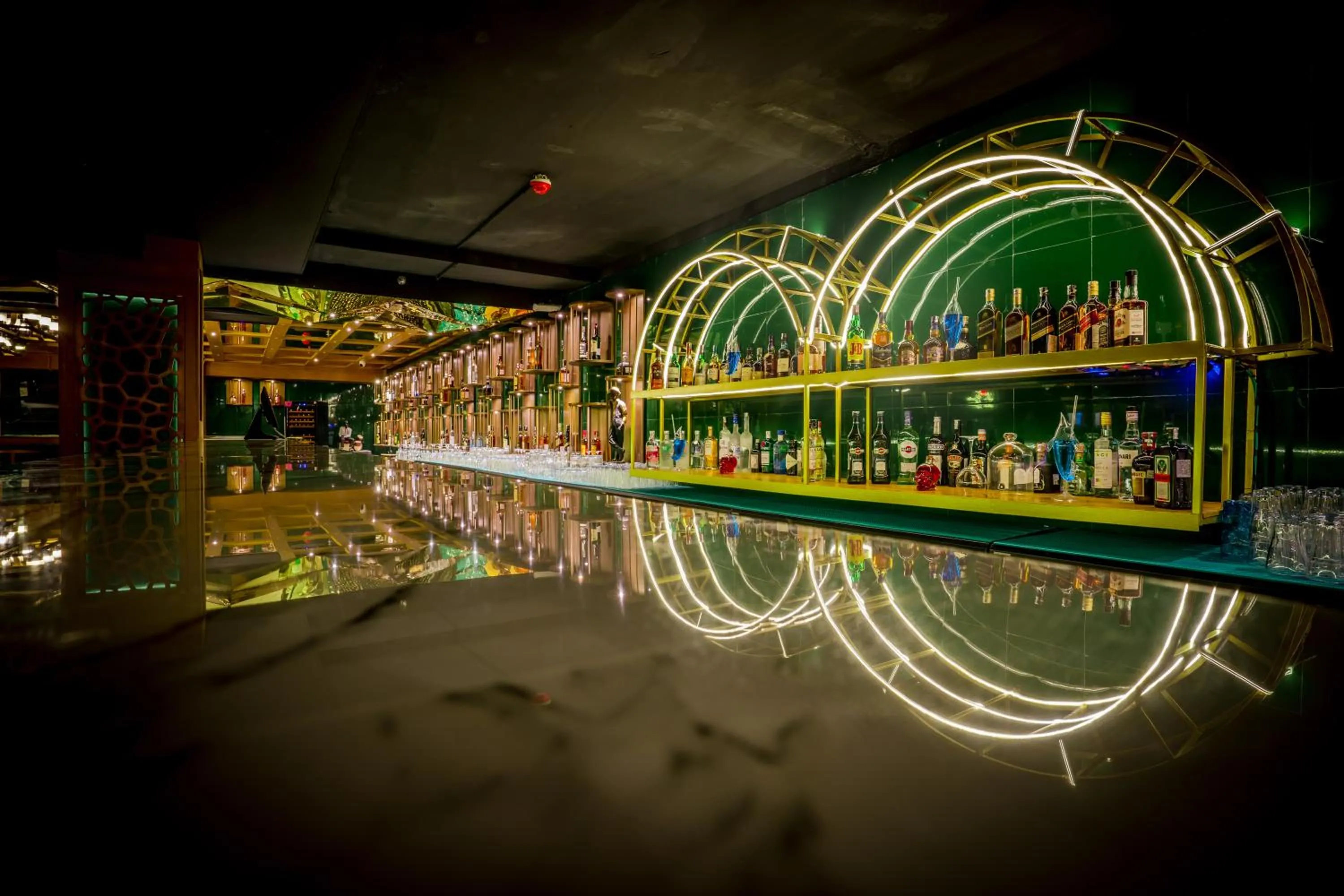 Restaurant/places to eat in Golden Parkk Hotel