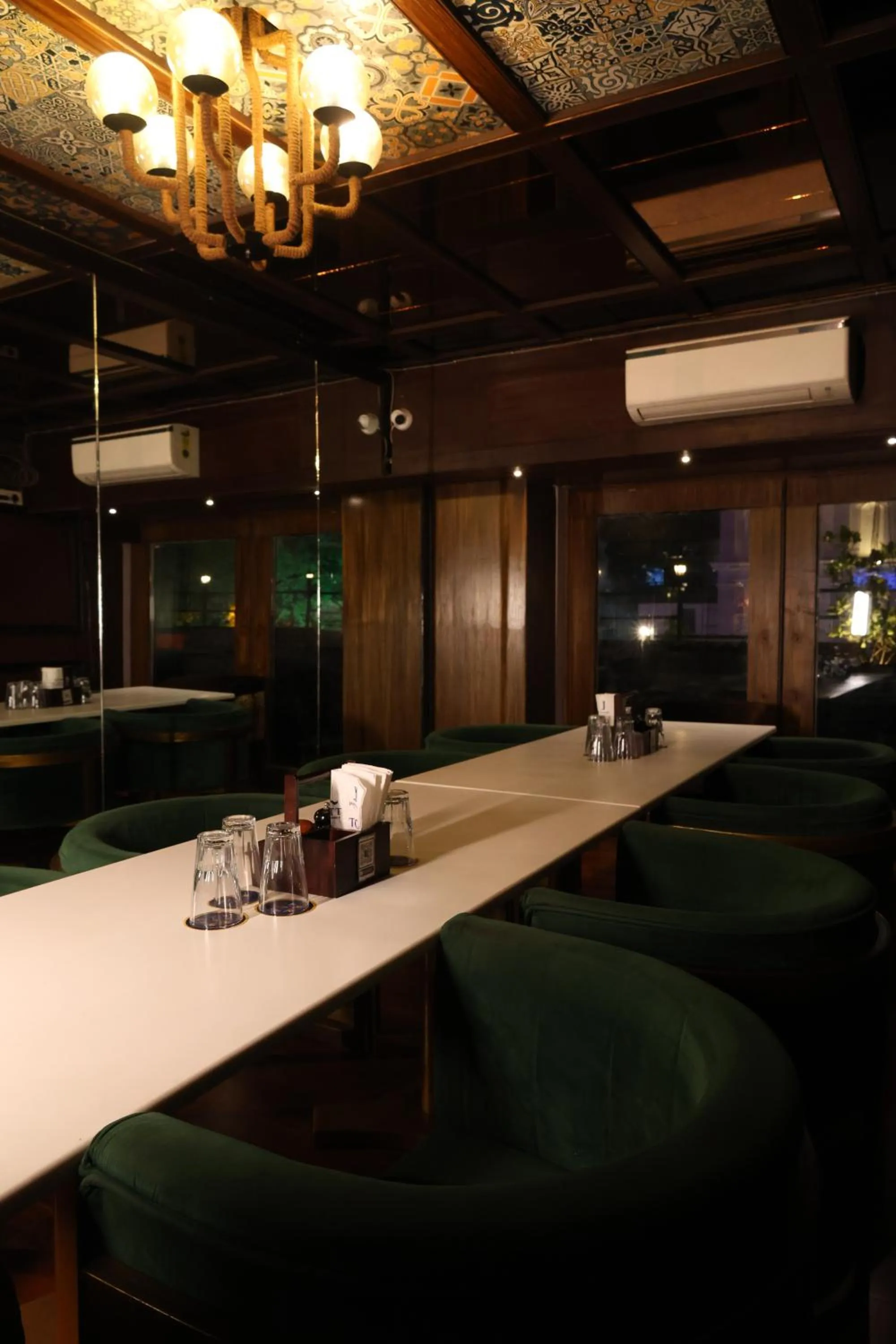 Restaurant/places to eat in Golden Parkk Hotel