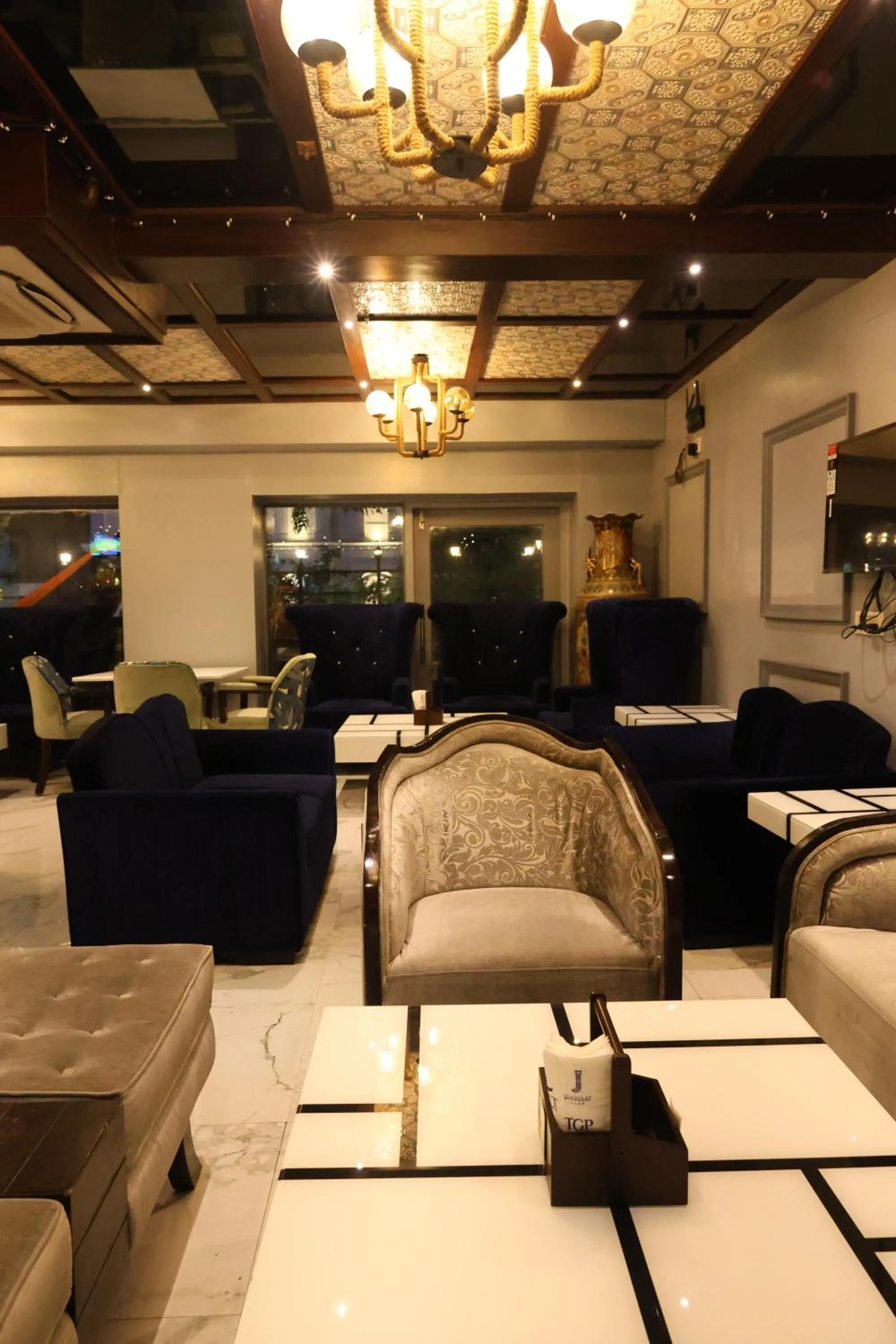 Restaurant/places to eat in Golden Parkk Hotel