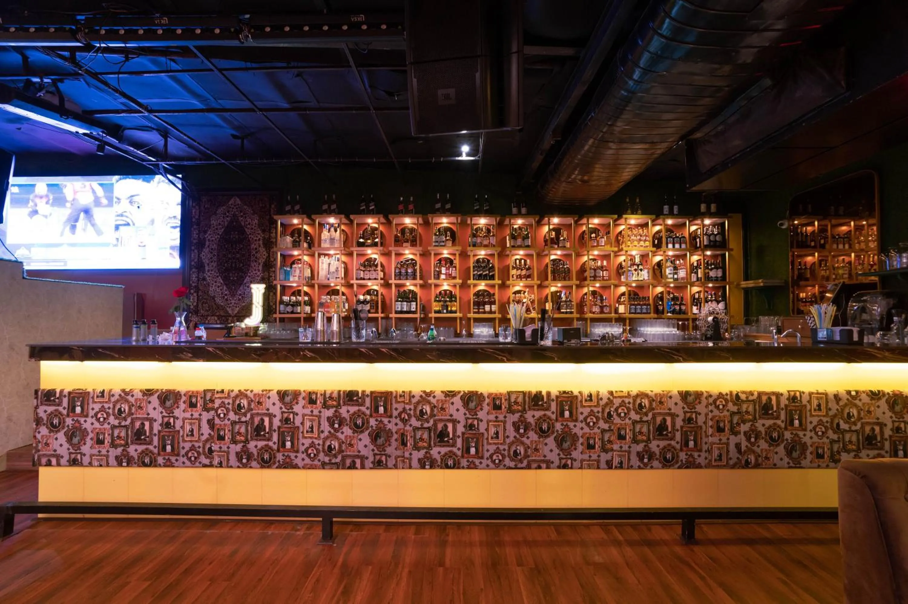 Restaurant/places to eat in Golden Parkk Hotel