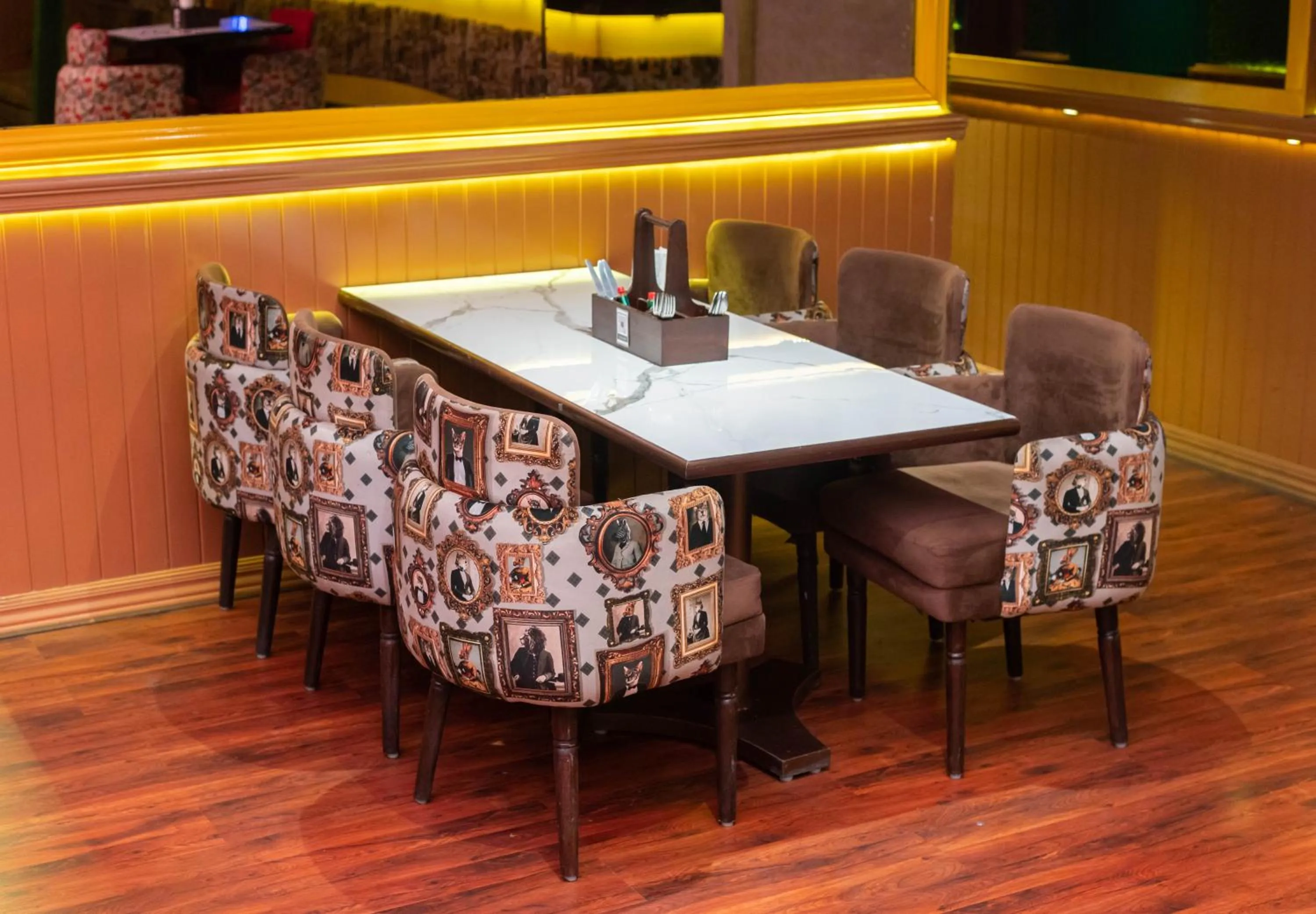 Restaurant/places to eat in Golden Parkk Hotel