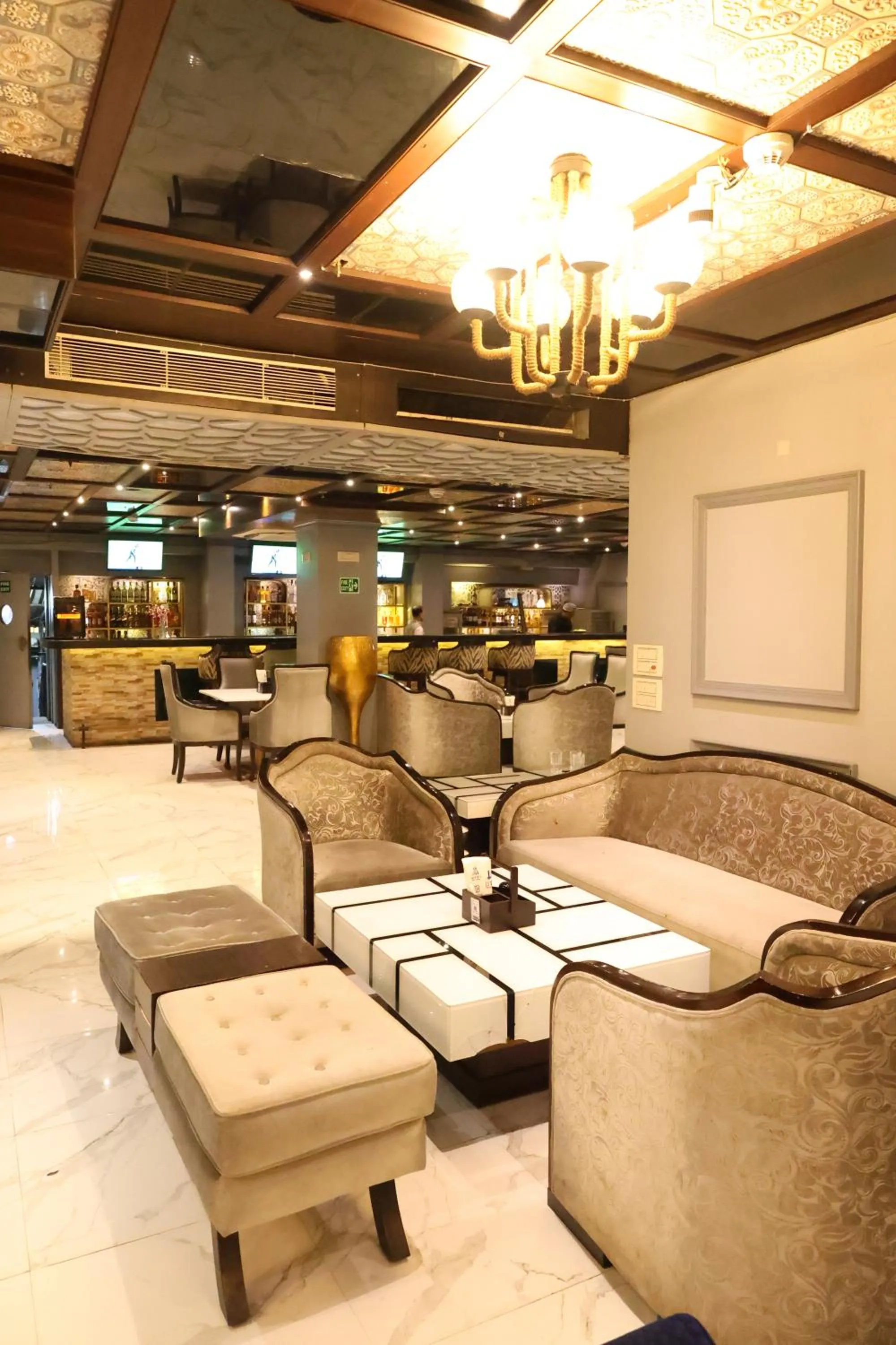 Restaurant/places to eat in Golden Parkk Hotel