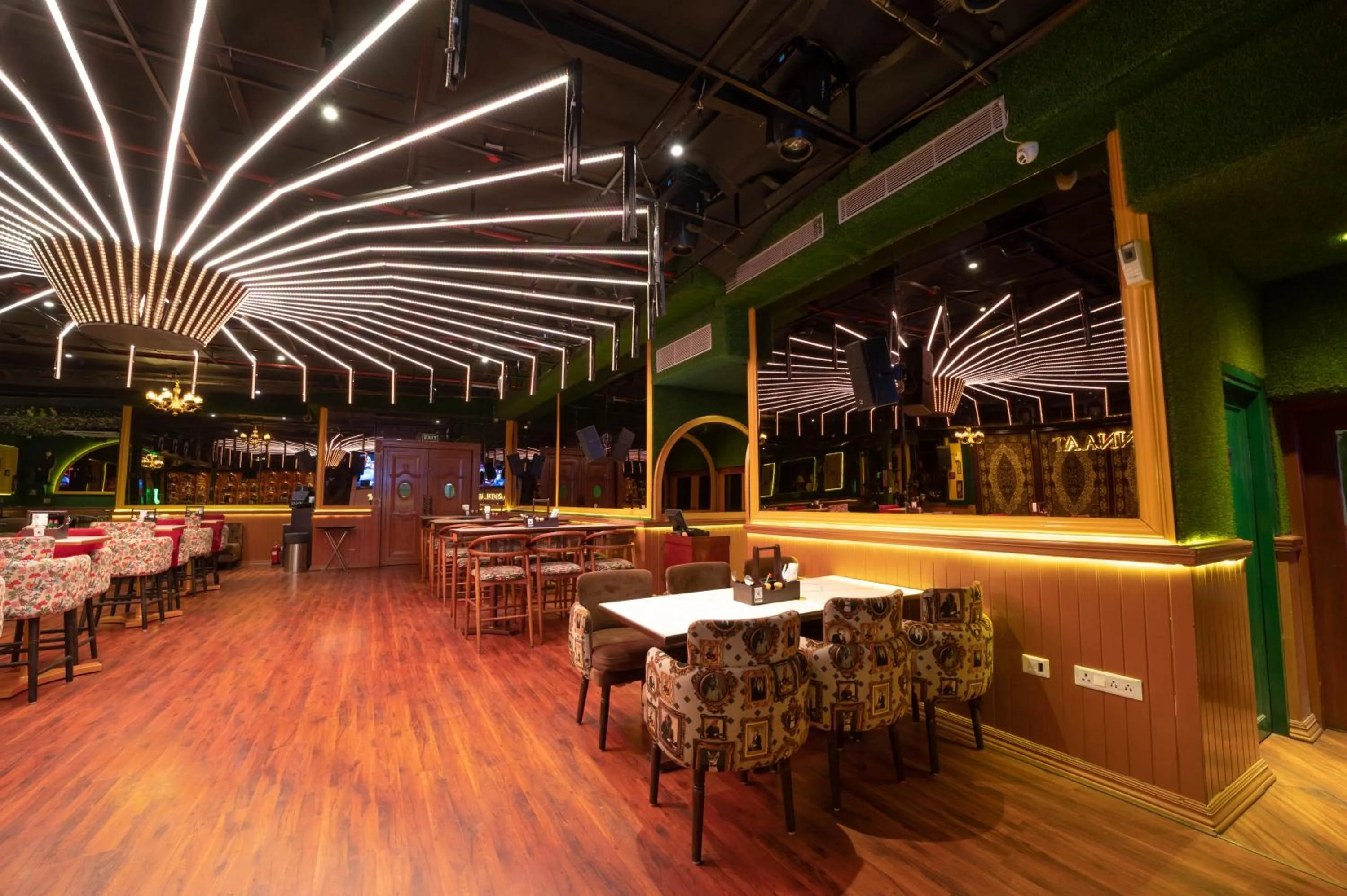 Restaurant/places to eat in Golden Parkk Hotel