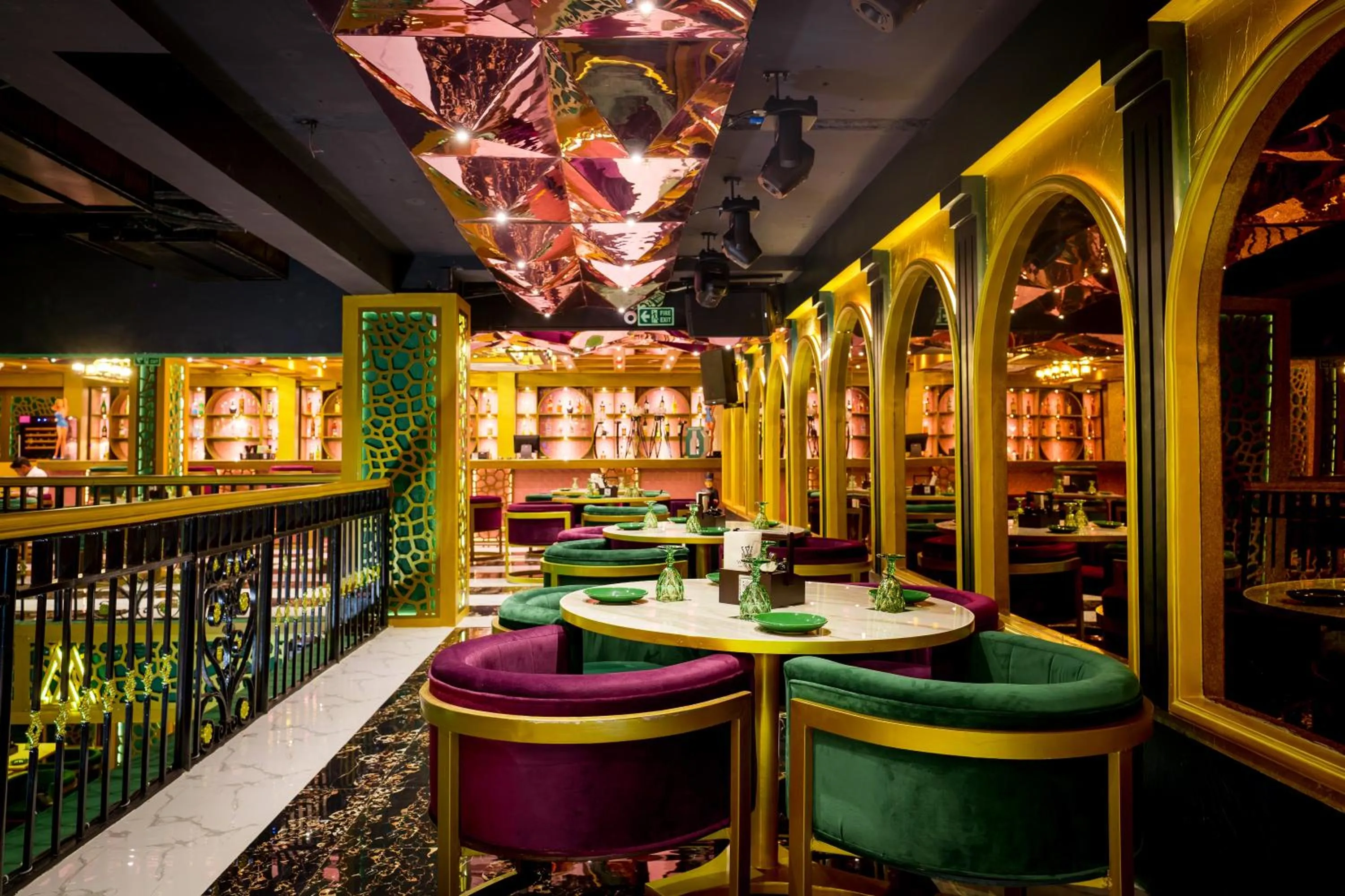 Restaurant/places to eat in Golden Parkk Hotel