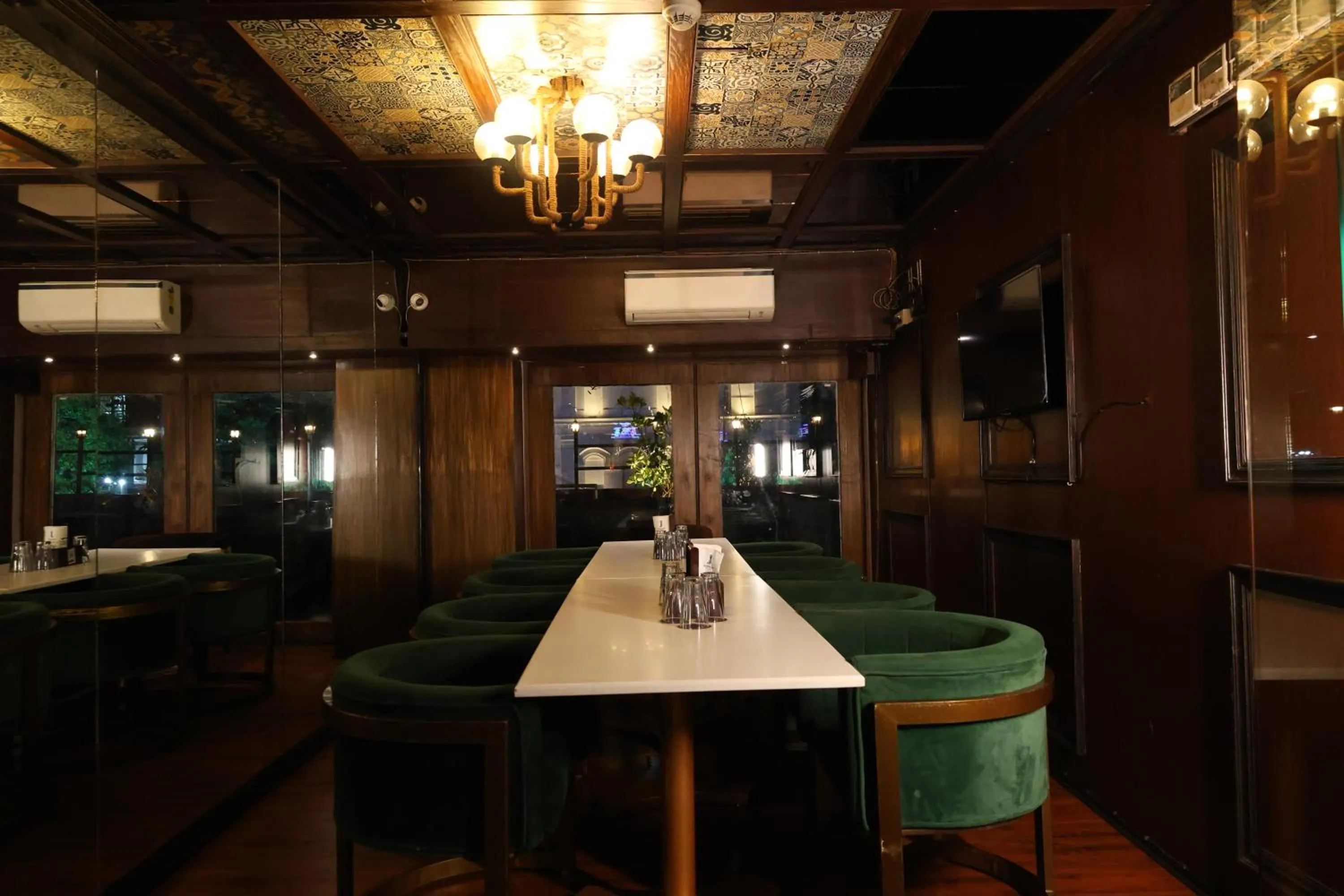 Restaurant/places to eat in Golden Parkk Hotel