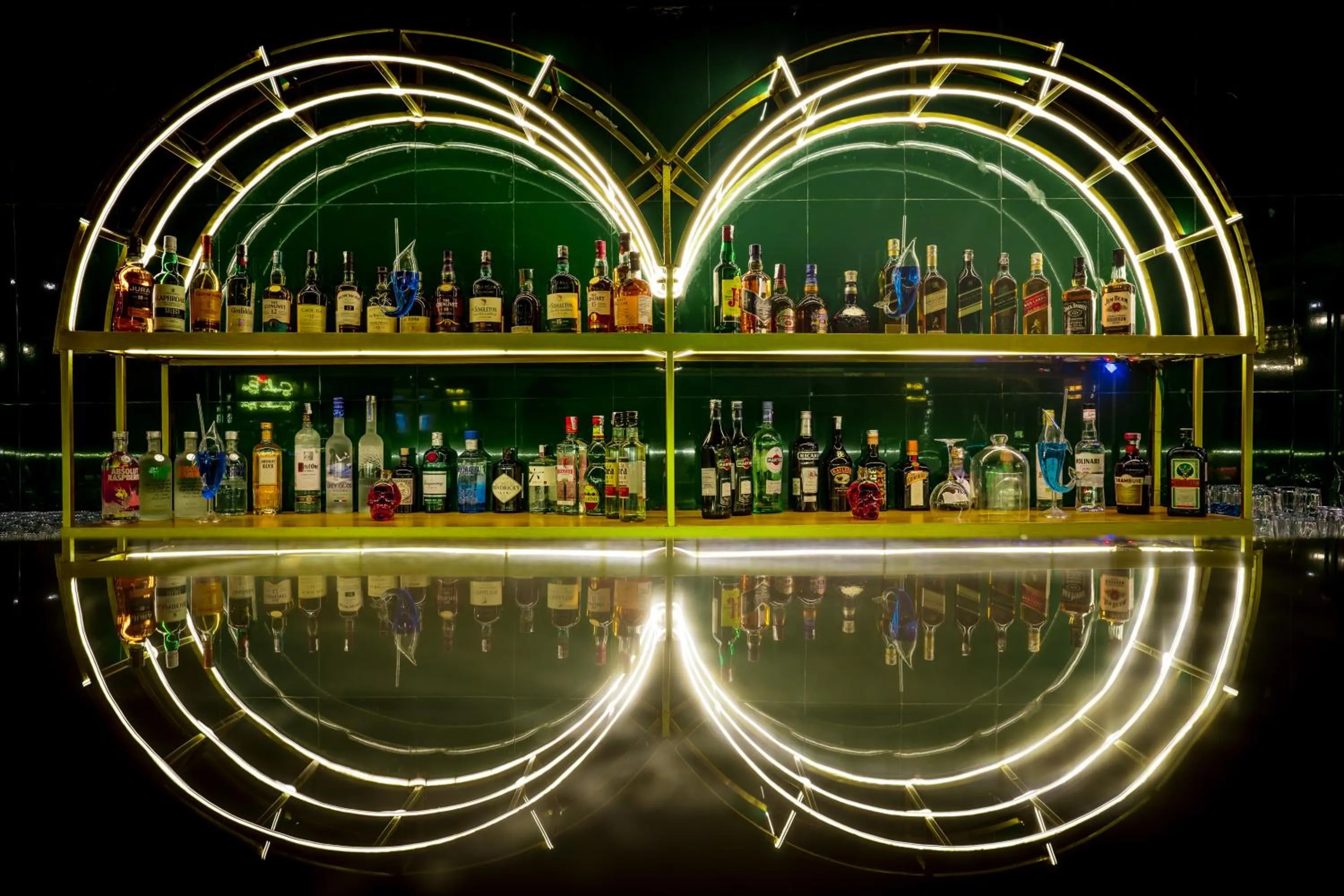 Restaurant/places to eat in Golden Parkk Hotel