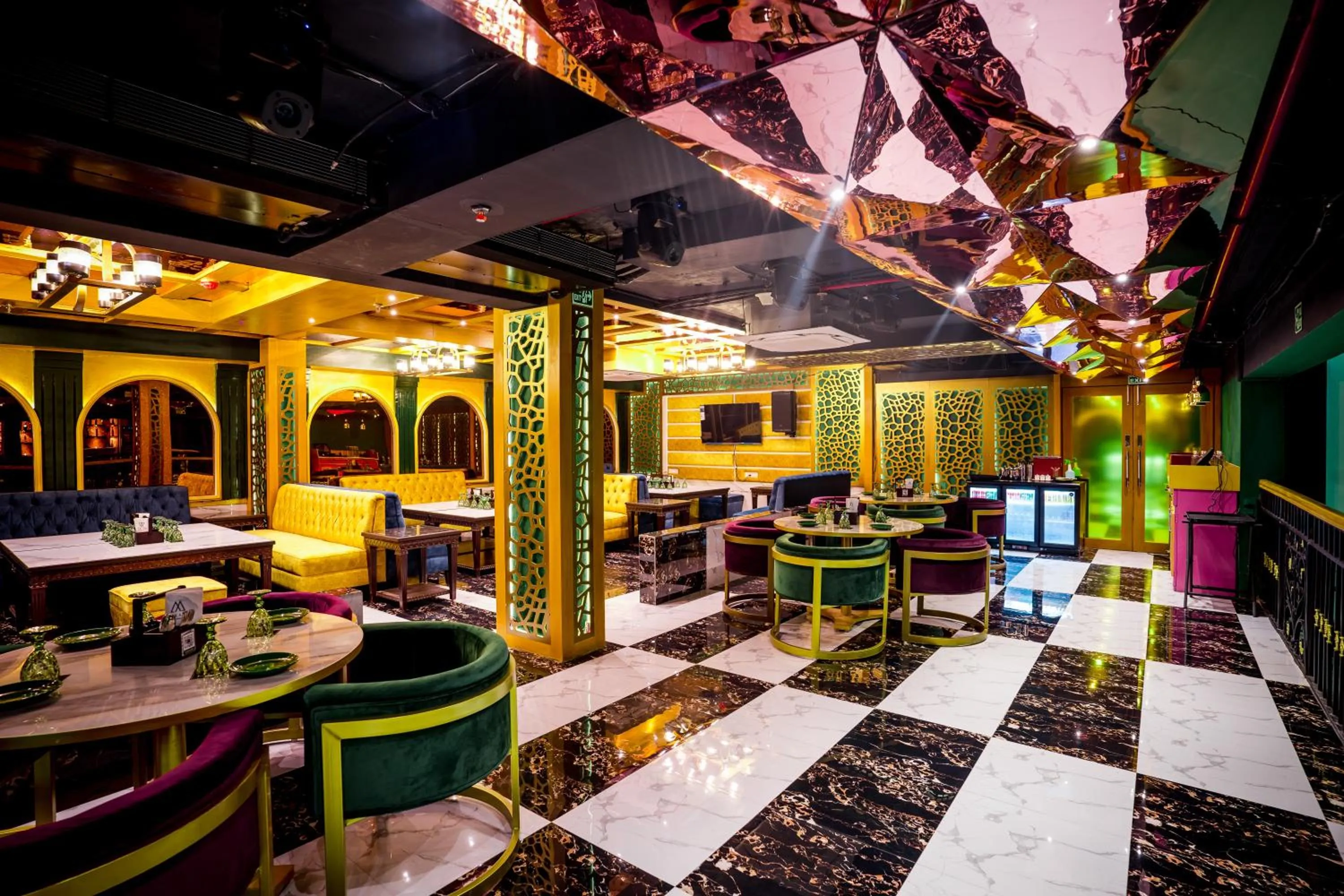 Restaurant/places to eat in Golden Parkk Hotel