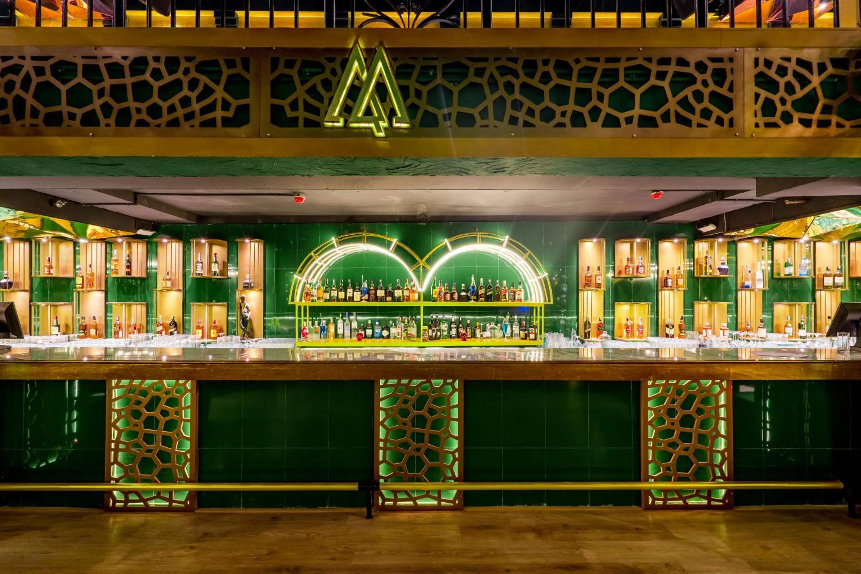 Restaurant/places to eat in Golden Parkk Hotel