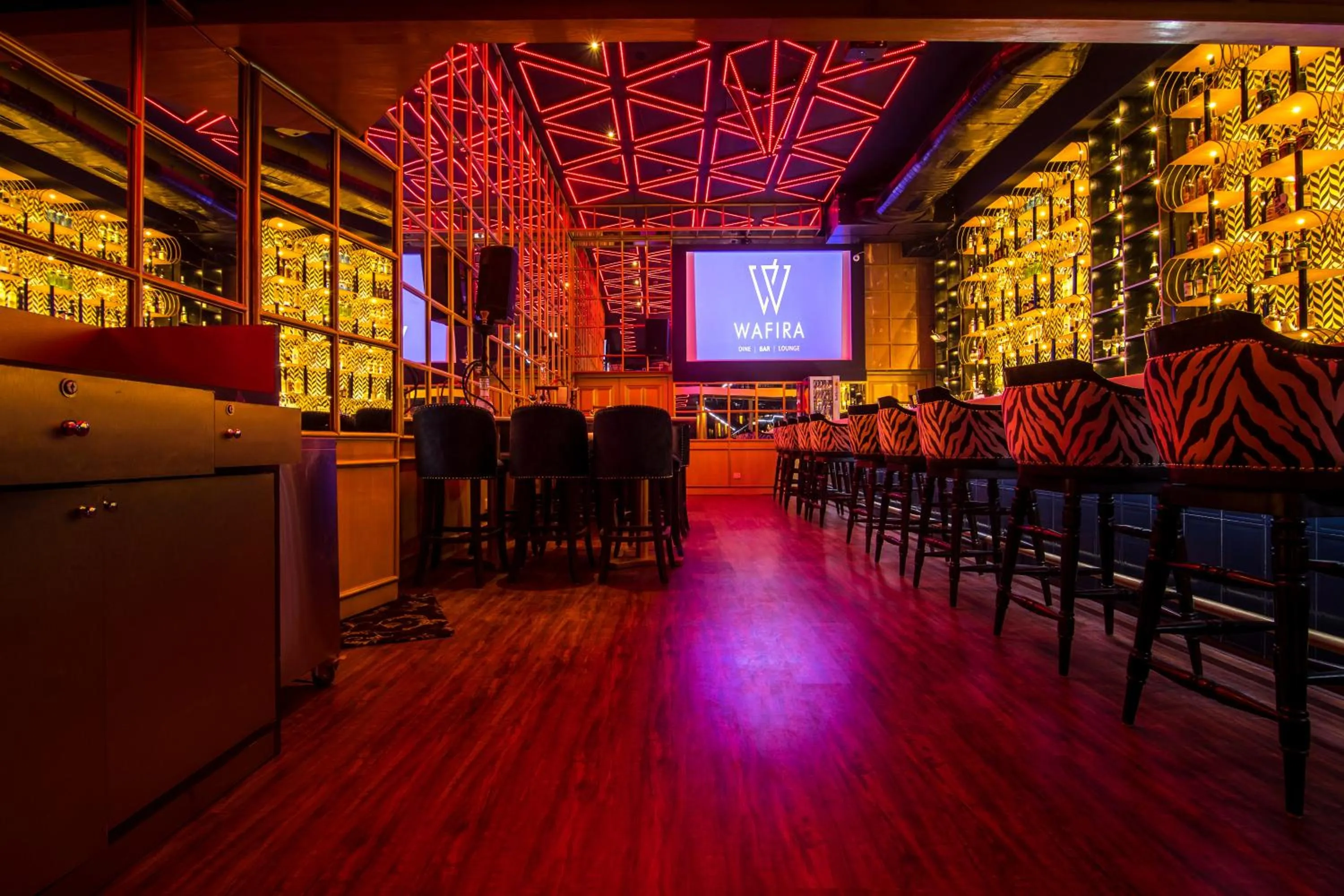 Restaurant/places to eat in Golden Parkk Hotel