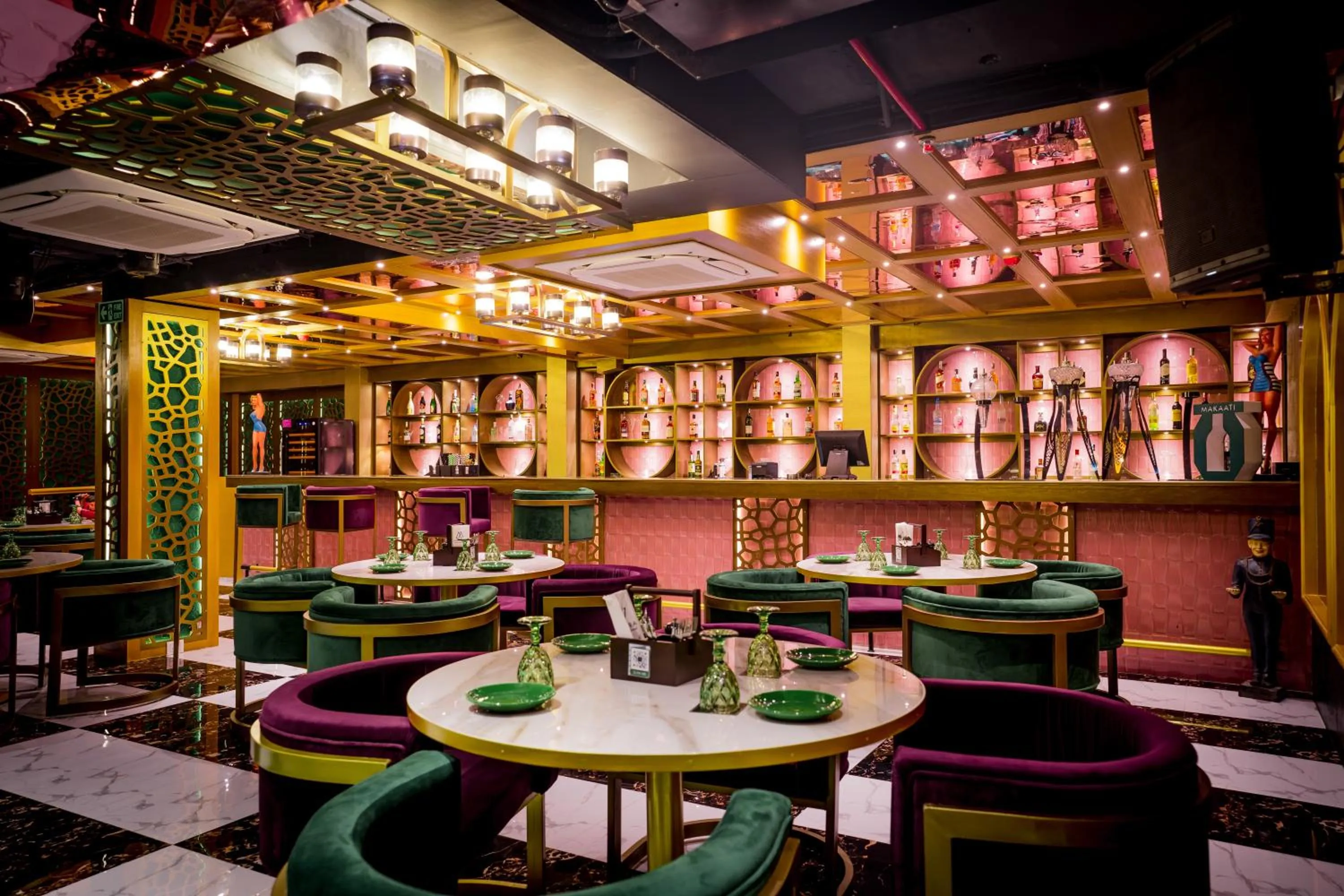 Restaurant/places to eat in Golden Parkk Hotel